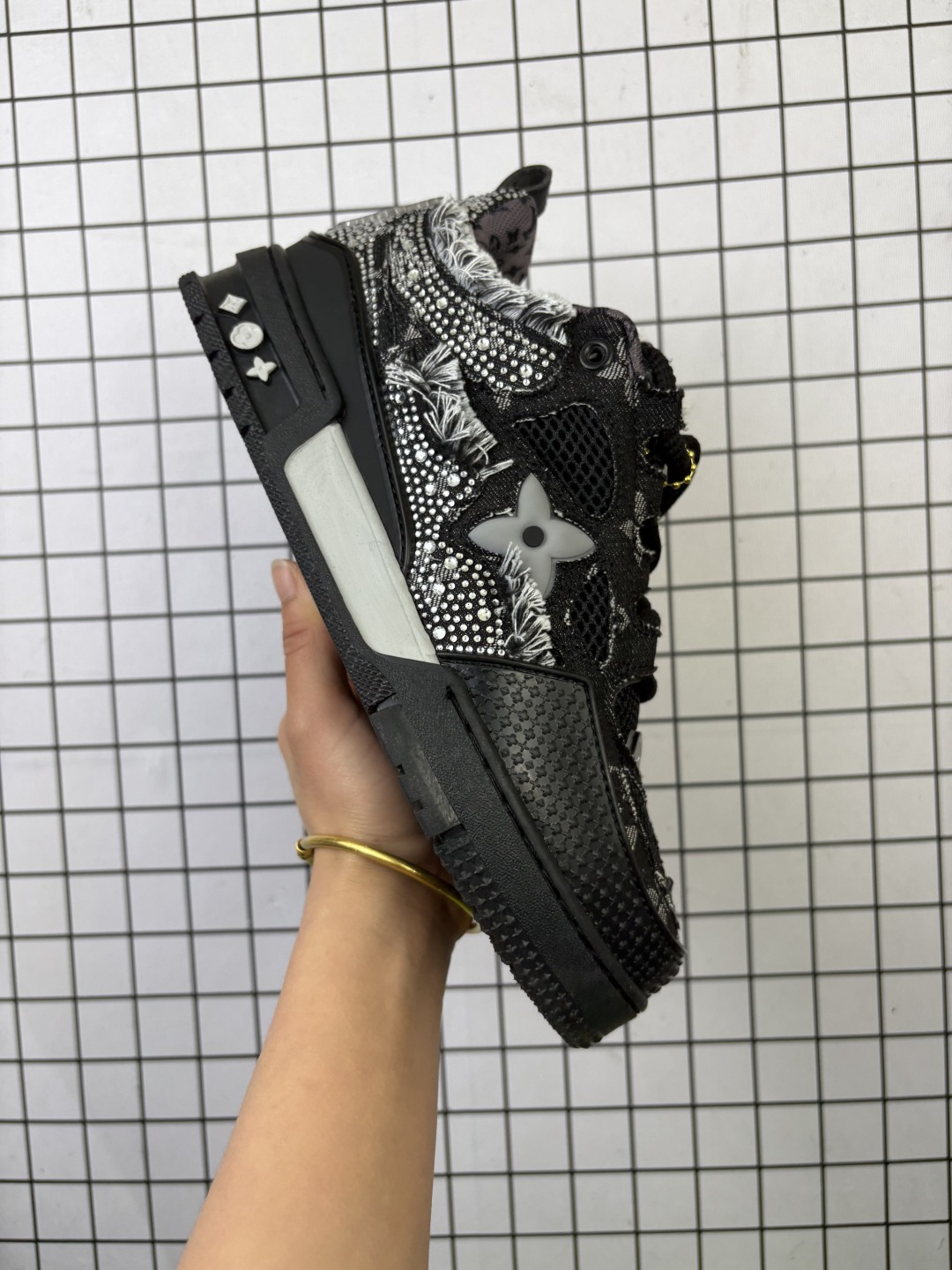 💰140
Louis Vuitton/路易威登 男鞋配置厚实抽屉礼品鞋盒，采用荔枝纹纤维革组合粒面牛剖革鞋面材质，鞋垫嵌入软脚感EVA物料，外置TPR光泽隔色鞋底❗法国巴黎百年奢侈品牌LV路易威登Louis Vuitton Trainer Sneaker Low 运动系列低帮复古百搭休闲运动文化篮球板鞋“ 

类型：男女鞋
码数36-45
编码：小X