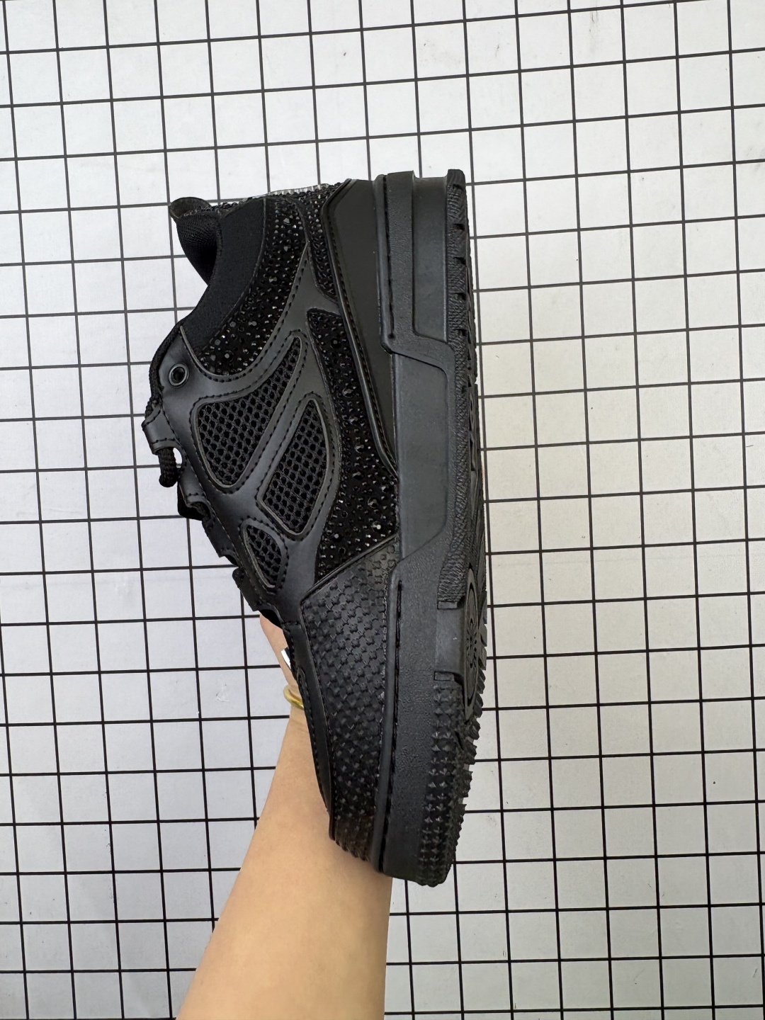 💰140
Louis Vuitton/路易威登 男鞋配置厚实抽屉礼品鞋盒，采用荔枝纹纤维革组合粒面牛剖革鞋面材质，鞋垫嵌入软脚感EVA物料，外置TPR光泽隔色鞋底❗法国巴黎百年奢侈品牌LV路易威登Louis Vuitton Trainer Sneaker Low 运动系列低帮复古百搭休闲运动文化篮球板鞋“ 

类型：男鞋
码数：39 40 41 42 43 44 45
编码：小X