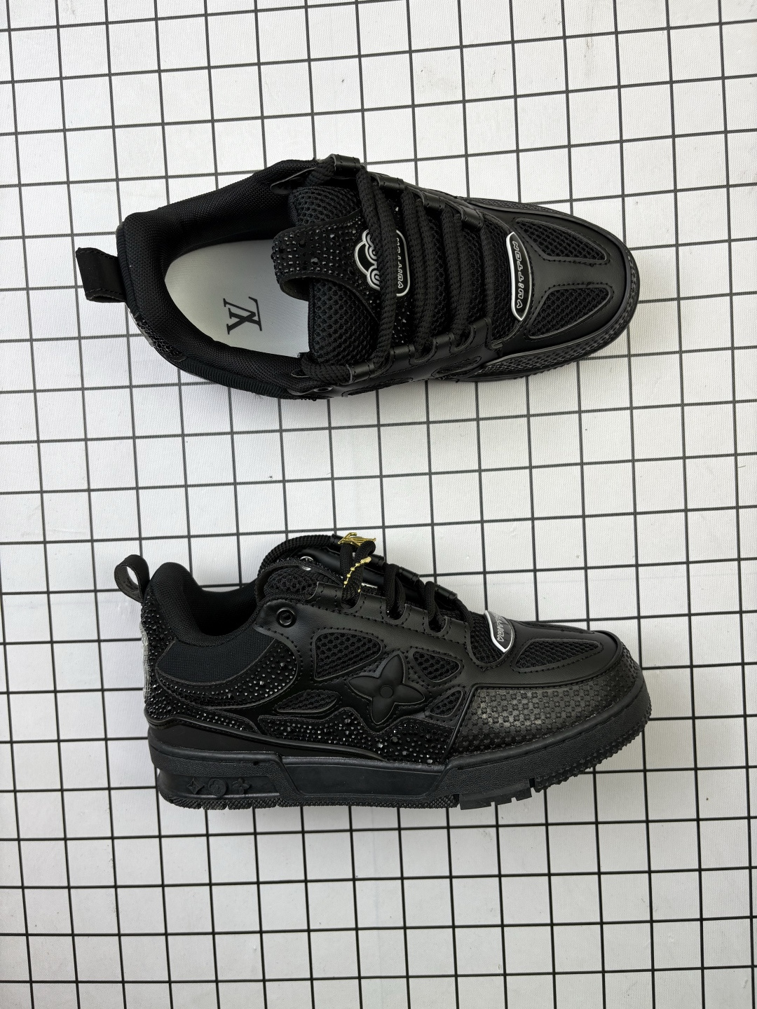 💰140
Louis Vuitton/路易威登 男鞋配置厚实抽屉礼品鞋盒，采用荔枝纹纤维革组合粒面牛剖革鞋面材质，鞋垫嵌入软脚感EVA物料，外置TPR光泽隔色鞋底❗法国巴黎百年奢侈品牌LV路易威登Louis Vuitton Trainer Sneaker Low 运动系列低帮复古百搭休闲运动文化篮球板鞋“ 

类型：男鞋
码数：39 40 41 42 43 44 45
编码：小X