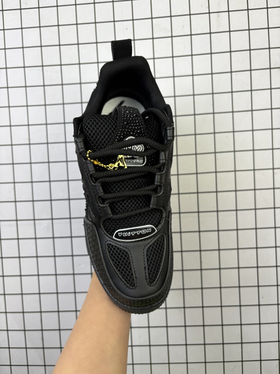 💰140
Louis Vuitton/路易威登 男鞋配置厚实抽屉礼品鞋盒，采用荔枝纹纤维革组合粒面牛剖革鞋面材质，鞋垫嵌入软脚感EVA物料，外置TPR光泽隔色鞋底❗法国巴黎百年奢侈品牌LV路易威登Louis Vuitton Trainer Sneaker Low 运动系列低帮复古百搭休闲运动文化篮球板鞋“ 

类型：男鞋
码数：39 40 41 42 43 44 45
编码：小X