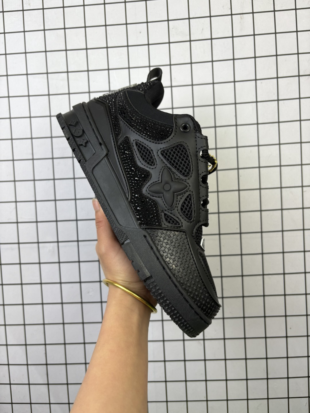 💰140
Louis Vuitton/路易威登 男鞋配置厚实抽屉礼品鞋盒，采用荔枝纹纤维革组合粒面牛剖革鞋面材质，鞋垫嵌入软脚感EVA物料，外置TPR光泽隔色鞋底❗法国巴黎百年奢侈品牌LV路易威登Louis Vuitton Trainer Sneaker Low 运动系列低帮复古百搭休闲运动文化篮球板鞋“ 

类型：男鞋
码数：39 40 41 42 43 44 45
编码：小X