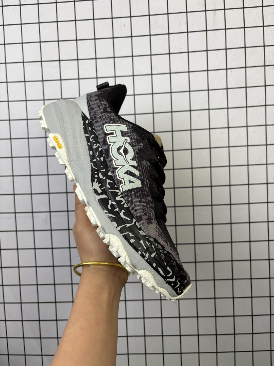 💰140
HOKA ONE ONE Stinson Atr 7
低帮专业越野跑步鞋 实拍首发
作为 HOKA 传统鞋履的第六版 Stinson ATR 6继续在道路和非电网中提供多功能舒适性
Stinson ATR 6在整个HOKA产品系列中以最高的体积堆叠高度提供相同的舒适脚下体验
是名副其实的“气垫船” 与前代产品相比
这款多功能全地形鞋重量更轻 稳定性更高
采用从消费后废塑料中提取的回收Unif REPREVE®纱线 鞋带内新集成的孔眼提供独立支撑 而精致的鞋跟领提供舒适的贴合感
紧密间隔的凸耳确保稳定性
Stinson ATR 6将激进的美学与性能相结合
继续将全地形置于 ATR中
官方货号: 1110506ZR
尺码:36-46
编码103