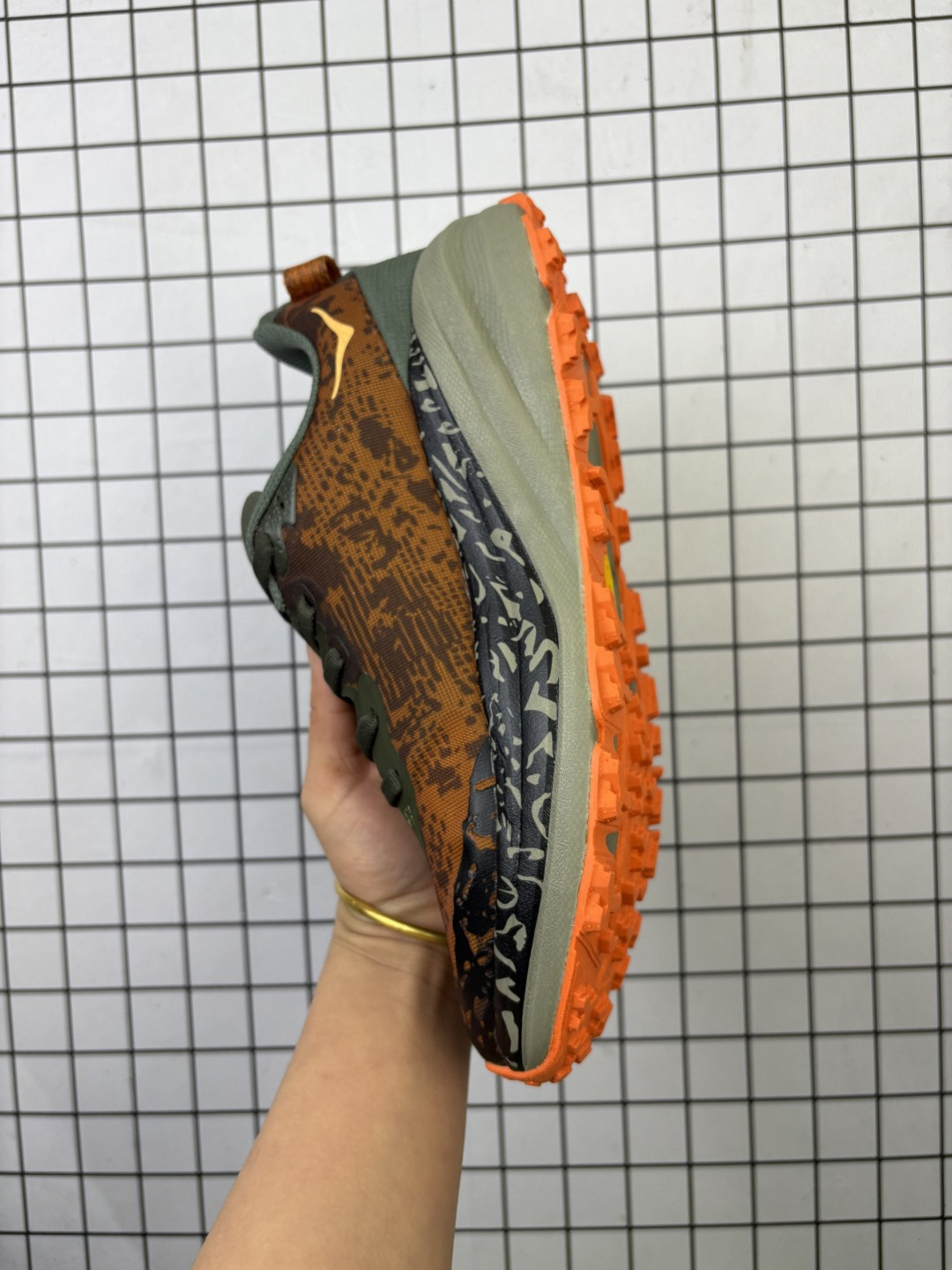 💰140
HOKA ONE ONE Stinson Atr 7
低帮专业越野跑步鞋 实拍首发
作为 HOKA 传统鞋履的第六版 Stinson ATR 6继续在道路和非电网中提供多功能舒适性
Stinson ATR 6在整个HOKA产品系列中以最高的体积堆叠高度提供相同的舒适脚下体验
是名副其实的“气垫船” 与前代产品相比
这款多功能全地形鞋重量更轻 稳定性更高
采用从消费后废塑料中提取的回收Unif REPREVE®纱线 鞋带内新集成的孔眼提供独立支撑 而精致的鞋跟领提供舒适的贴合感
紧密间隔的凸耳确保稳定性
Stinson ATR 6将激进的美学与性能相结合
继续将全地形置于 ATR中
官方货号: 1110506ZR
尺码:36-46
编码103