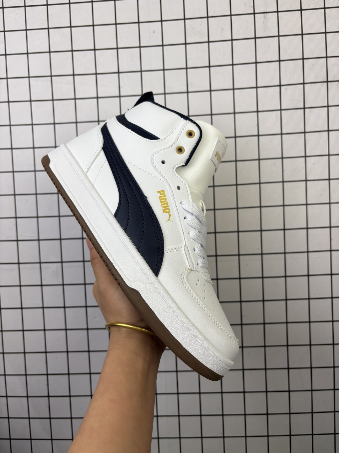 💰150
Puma Caven 2.0 Retro Club
彪马防滑耐磨高帮德训板鞋 
孔眼底座和脚趾凸起由猪八革材料制成 
支持侧踏时的踏步工作 
即使在健身房等使用环境中也能确保透气性 
像吸盘一样的设计是为了提高体育馆表面的抓地力性能
货号: 395082-01
编码103
36-45