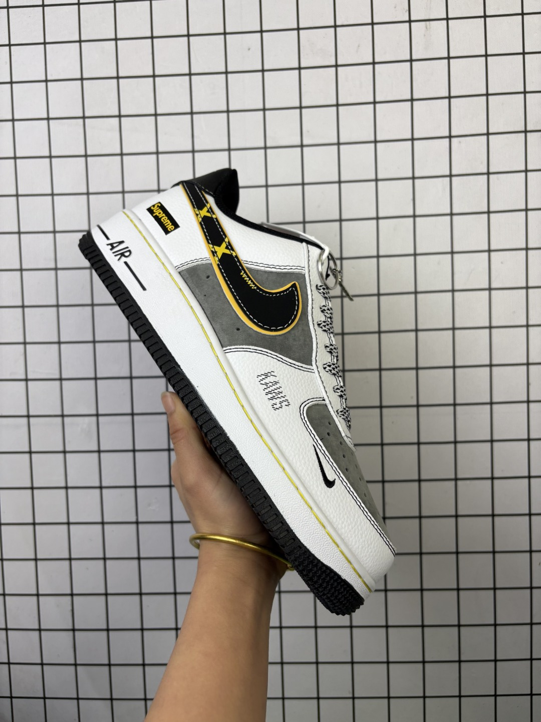 💰230
Nike Air Force 1'07 Low Supreme联名 白灰黄边勾 空军一号低帮休闲板鞋 XZ6188-259
#原楦头原纸板 原装鞋盒 定制五金配件 内置全掌气垫 原厂鞋底
尺码：36 36.5 37.5 38 38.5 39 40 40.5 41 42 42.5 43 44 44.5 45