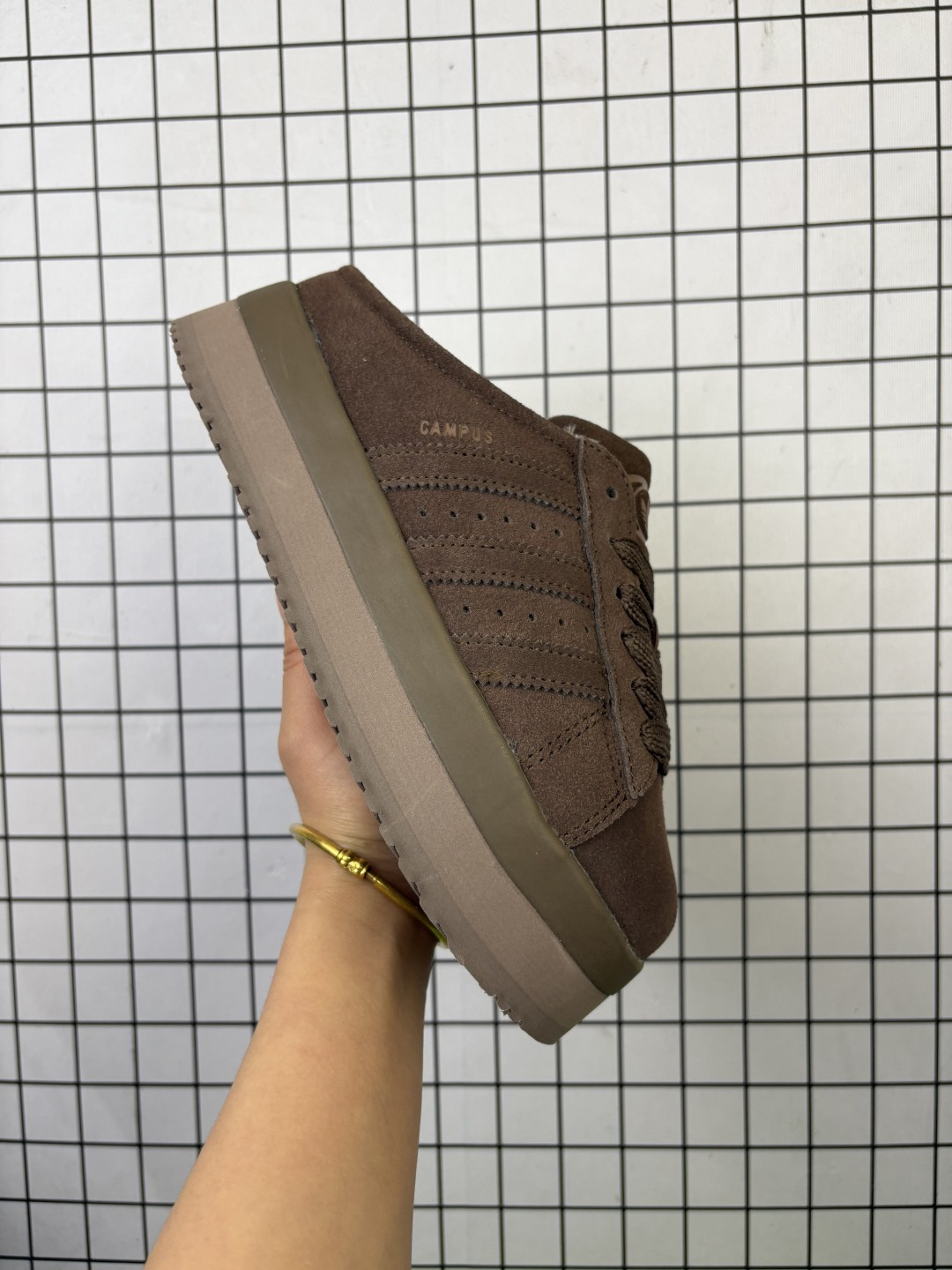 💰130 公司级 Top版 阿迪达斯三叶草 CAMPUS厚底拖鞋#鞋款以经典复古鞋型 Campus 为蓝本打造全新面包鞋，鞋身采用绒面皮料搭配常规皮革，质感上还是延续了经典 Campus 的设计。鞋舌填充更加饱满，让鞋款整体看起来更加圆润，鞋舌还加入了与以往 Campus 不同的全新三叶草 Logo，令造型更具千禧气息。 XY“翻毛咖啡加绒半拖”JR3731 尺码：36 36⅔ 37⅓ 38 38⅔ 39⅓ 40 40⅔ 41⅓ 42 42⅔ 43⅓ 44 45 编码698