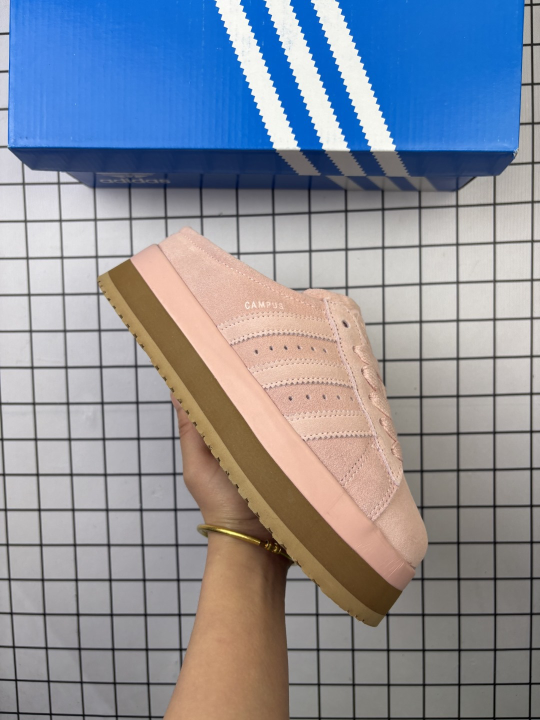 🈴💰130 公司级 Top版 阿迪达斯三叶草 CAMPUS厚底拖鞋#鞋款以经典复古鞋型 Campus 为蓝本打造全新面包鞋，鞋身采用绒面皮料搭配常规皮革，质感上还是延续了经典 Campus 的设计。鞋舌填充更加饱满，让鞋款整体看起来更加圆润，鞋舌还加入了与以往 Campus 不同的全新三叶草 Logo，令造型更具千禧气息。 XY“翻毛咖啡加绒半拖”JR3731 尺码：36 36⅔ 37⅓ 38 38⅔ 39⅓ 40 40⅔ 41⅓ 42 42⅔ 43⅓ 44 45 编码698