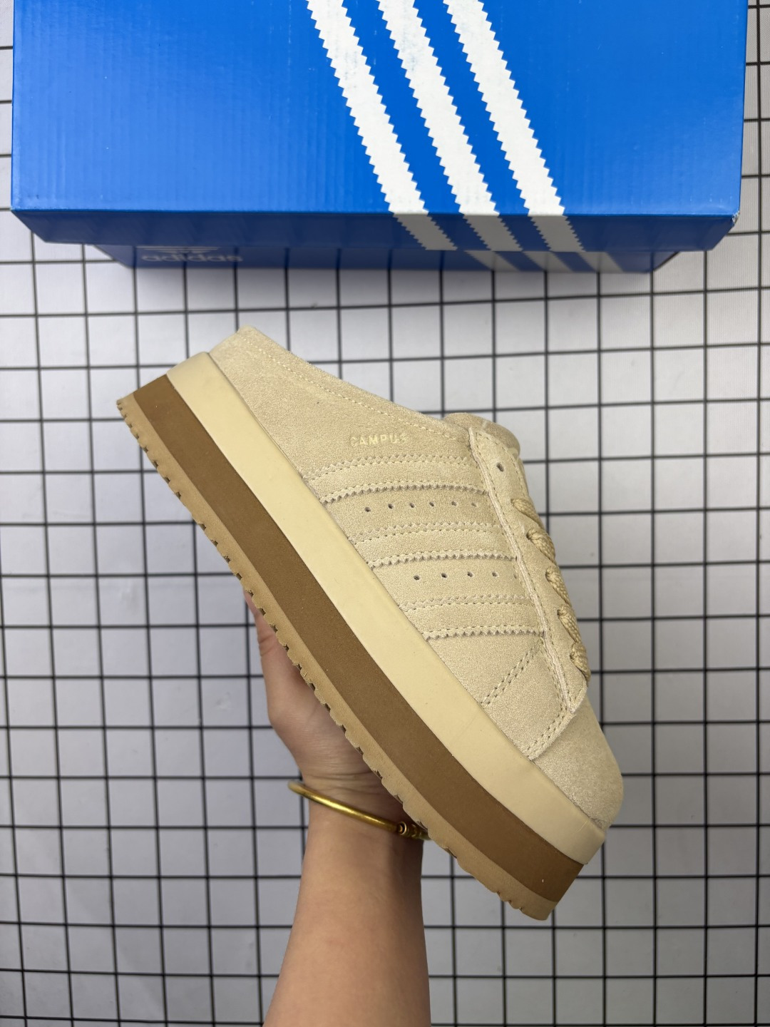 🈴💰130 公司级 Top版 阿迪达斯三叶草 CAMPUS厚底拖鞋#鞋款以经典复古鞋型 Campus 为蓝本打造全新面包鞋，鞋身采用绒面皮料搭配常规皮革，质感上还是延续了经典 Campus 的设计。鞋舌填充更加饱满，让鞋款整体看起来更加圆润，鞋舌还加入了与以往 Campus 不同的全新三叶草 Logo，令造型更具千禧气息。 XY“翻毛咖啡加绒半拖”JR3731 尺码：36 36⅔ 37⅓ 38 38⅔ 39⅓ 40 40⅔ 41⅓ 42 42⅔ 43⅓ 44 45 编码698