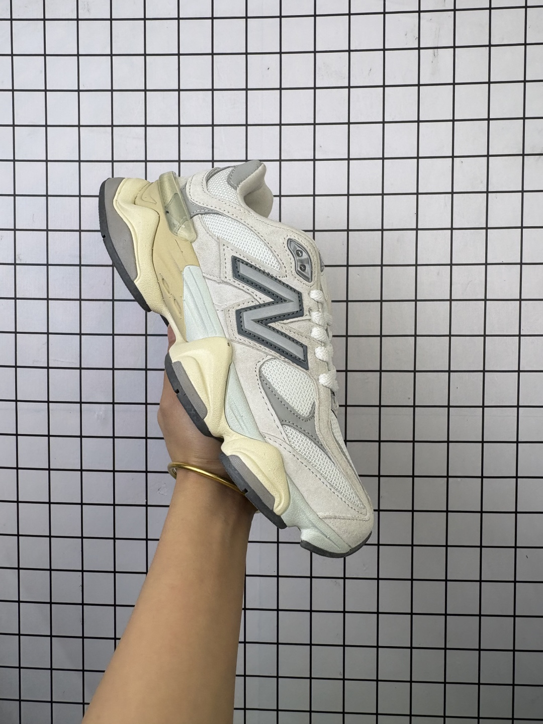 💰85
真标✅Joe Freshgoods x New Balance NB9060 联名款 复古休闲运动慢跑鞋 
鞋款灵感源自设计师本人对夏日的怀日回忆。
官方货号:U9060BRN
编码758
40-45