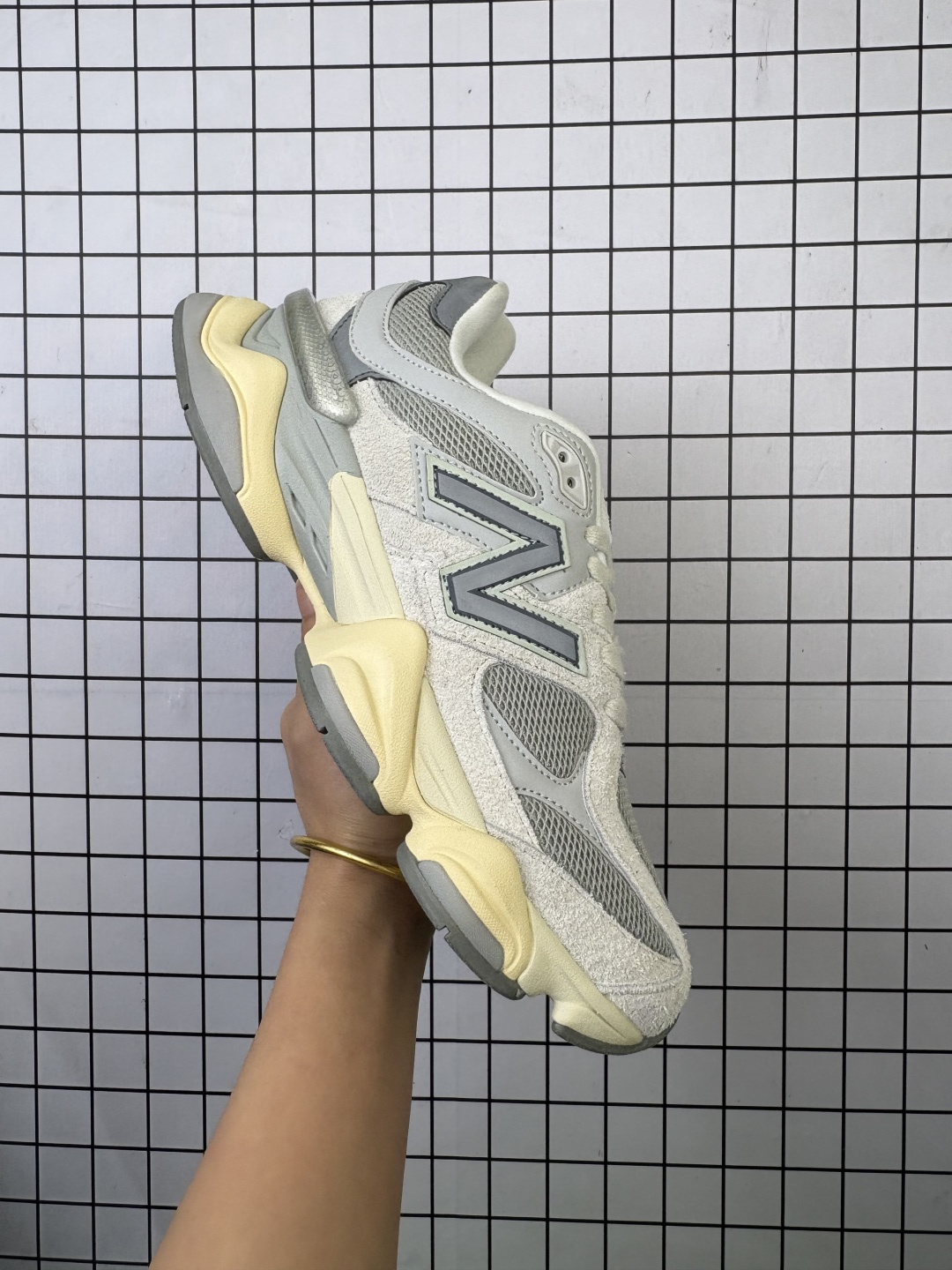 💰85
真标✅Joe Freshgoods x New Balance NB9060 联名款 复古休闲运动慢跑鞋 
鞋款灵感源自设计师本人对夏日的怀日回忆。
官方货号:U9060BRN
编码758
40-45