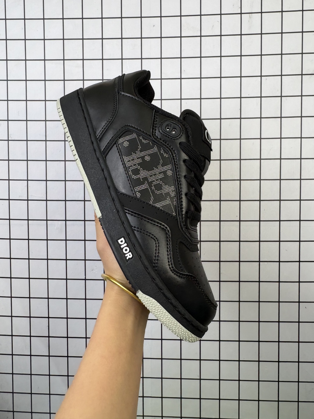 💰160
公司级 Dior/迪奥 独家开发组合TR光泽耐韧隔色橡胶鞋底❗️法国高奢时装品牌·迪奥/Dior B27 Oblique Galaxy Low Top Sneakers B27系列低帮复古真皮百搭运动休闲板鞋 3SN272Z

类型：男女鞋
码数：36 37 38 39 40 41 42 43 44 45 46
编码788