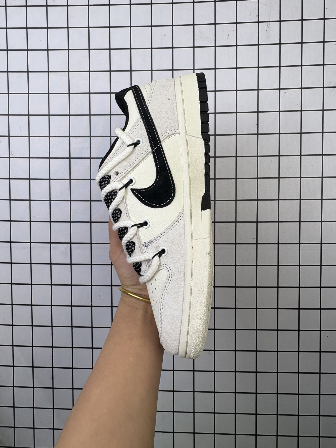 💰170
NIKE DUNK SB LOW 全新配色  supreme联名
定制Dunk SB顾名思义，具有经典的Dunk血缘，又注入了更多的时尚元素。相较于普通的Dunk滑板鞋，改良版的Dunk SB加厚了鞋舌的填充，使舒适性大大提升，同时也更方便穿脱；中底部分则加入了脚感柔软舒适Zoom Air气垫，有效吸收滑板等极限运动在落地时带来的冲击力，为街头运动者们提供更好的保护  
货号：YX5066 257
尺码：36 36.5 37.5 38 38.5 39 40 40.5 41 42 42.5 43 44 45
编码577