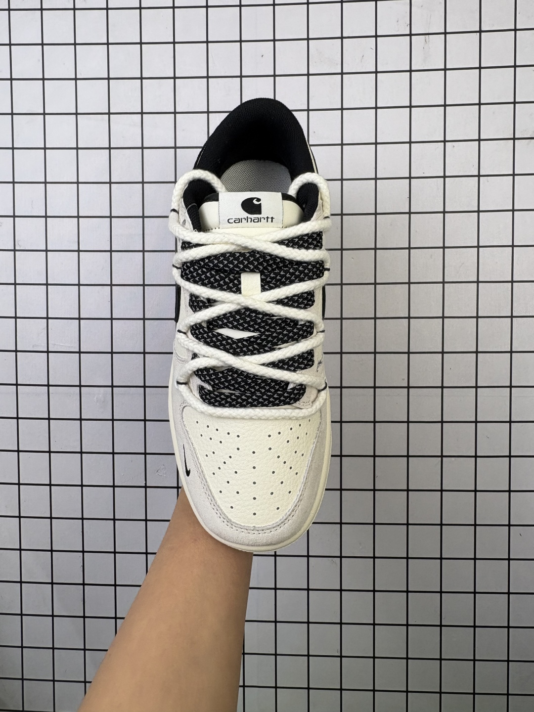 💰170
NIKE DUNK SB LOW 全新配色  supreme联名
定制Dunk SB顾名思义，具有经典的Dunk血缘，又注入了更多的时尚元素。相较于普通的Dunk滑板鞋，改良版的Dunk SB加厚了鞋舌的填充，使舒适性大大提升，同时也更方便穿脱；中底部分则加入了脚感柔软舒适Zoom Air气垫，有效吸收滑板等极限运动在落地时带来的冲击力，为街头运动者们提供更好的保护  
货号：YX5066 257
尺码：36 36.5 37.5 38 38.5 39 40 40.5 41 42 42.5 43 44 45
编码577