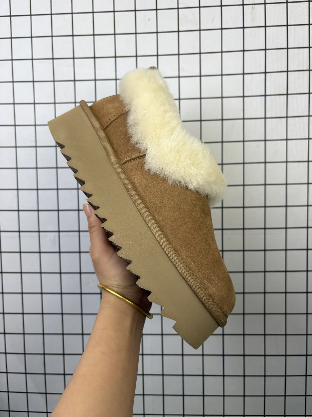UGG/雪地靴 公司级 女鞋采用翻毛皮鞋面材质,内嵌人造羊毛毛绒里衬和鞋垫,保暖锁热,内嵌可拆卸植入式羊毛鞋垫,加厚3.08厘米Treadlite轻翼科技外底❗️2024FW秋冬新款,美国轻奢品牌🐑UGG W Disquette Slipper Chestnut 蒂茨库特系列加厚款穆勒风包头舒适露跟半拖鞋“可乐深棕加绒 类型:女鞋 编码:老男H