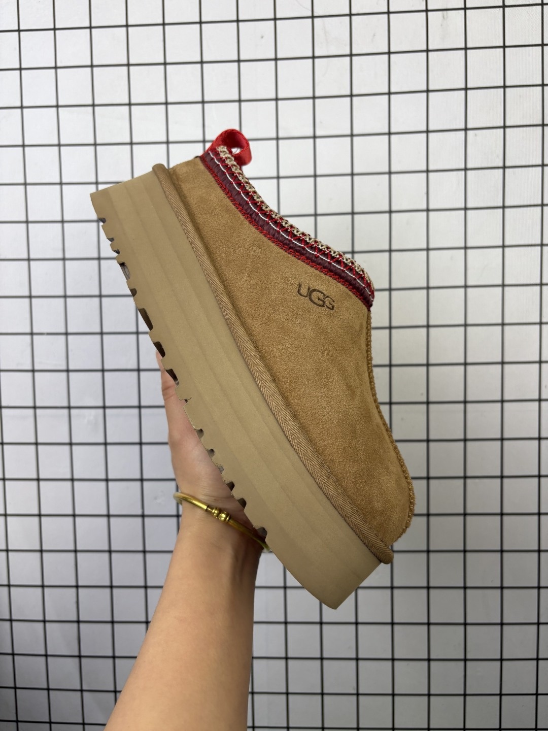 UGG/雪地靴 采用TPU模压定型翻毛皮鞋面材质,内嵌人造卷曲羊毛毛绒里衬和鞋垫,保暖锁热,选用17毫米UGGPURETM 植入式羊毛里衬与可拆卸的UGGPURETM 植入式羊毛鞋垫,加厚5.08厘米Treadlite轻翼科技外底-优质的防滑,耐磨性,和良好的弹性❗️2023FW秋冬新款,美国轻奢品牌🐑UGG W Leisure Tazz Slipper Chestnut 塔茨系列加厚款穆勒风包头舒适露跟半拖鞋 1122553 类型:女鞋 编码:老男H