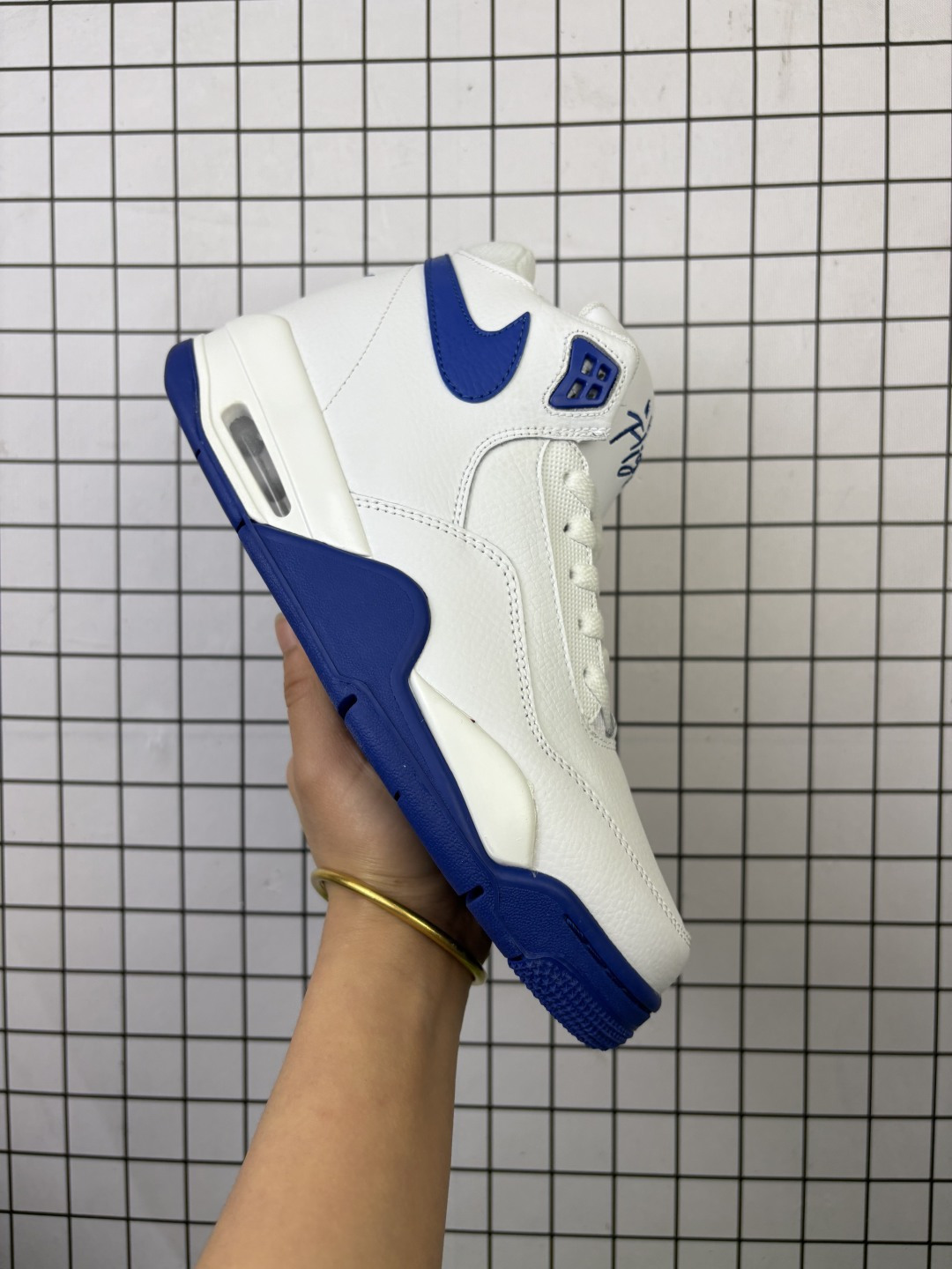 超酷Nike Air Flight 89气垫鞋AJ4简版低帮 兄弟款篮球鞋男女运动鞋.Air Jordan 4 的 “孪生兄弟” Nike Air Flight 89,向来是街头人气极高的复古球鞋!这双球鞋主打轻量化的产品概念,专为球场追求速度和灵动性的选手而打造.3M 反光饰条勾勒轮廓及 Nike Swoosh,最大亮点在于外底、鞋带扣、后跟部分都暗藏夜光效果.Max Air 缓震配置提供弹力十足的足底缓震性能,突显原本为球场打造的设计. 货号:FQ5286 编码771