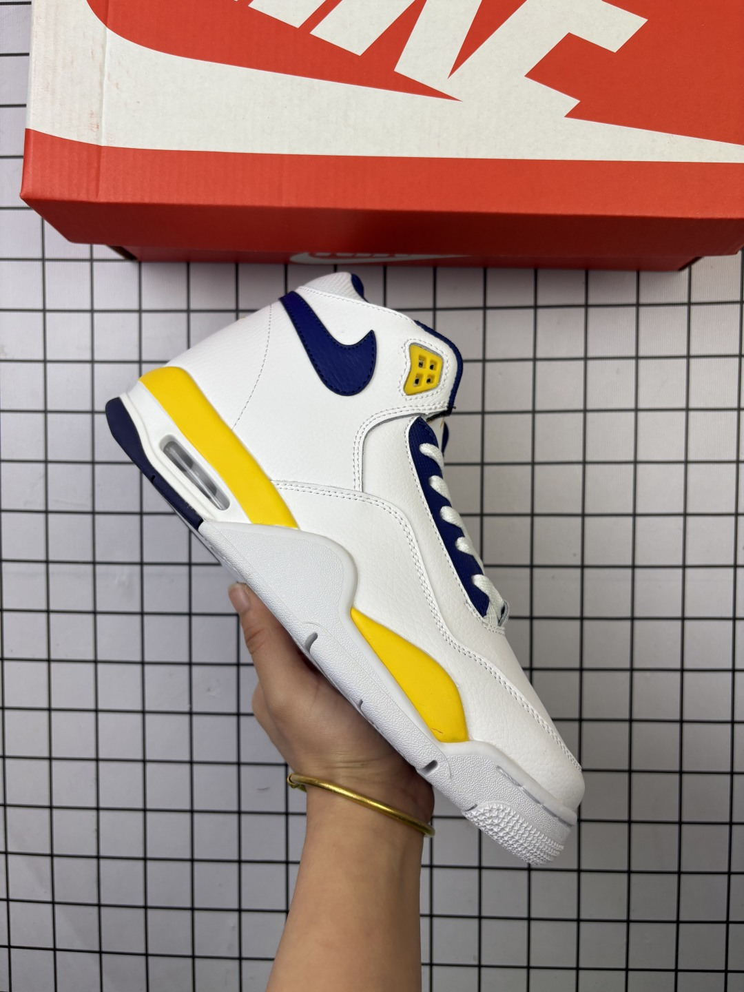 超酷Nike Air Flight 89气垫鞋AJ4简版低帮 兄弟款篮球鞋男女运动鞋.Air Jordan 4 的 “孪生兄弟” Nike Air Flight 89,向来是街头人气极高的复古球鞋!这双球鞋主打轻量化的产品概念,专为球场追求速度和灵动性的选手而打造.3M 反光饰条勾勒轮廓及 Nike Swoosh,最大亮点在于外底、鞋带扣、后跟部分都暗藏夜光效果.Max Air 缓震配置提供弹力十足的足底缓震性能,突显原本为球场打造的设计. 货号:FQ5286 编码771