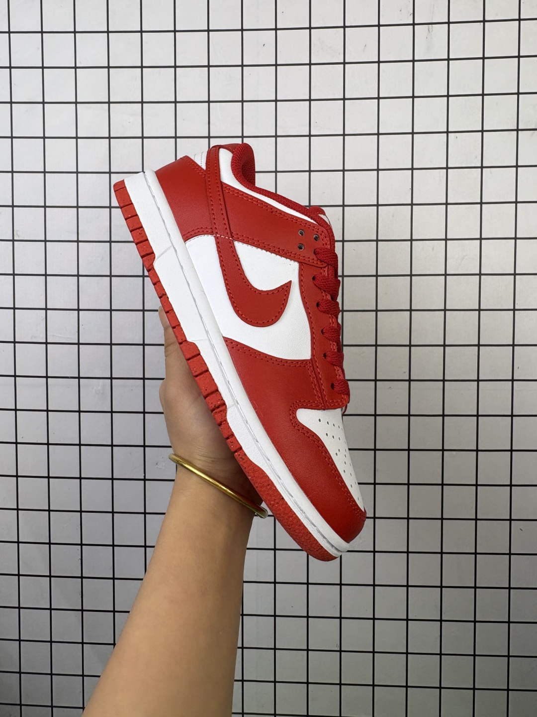 💰150
NIKE DUNK SB LOW 全新配色  
定制Dunk SB顾名思义，具有经典的Dunk血缘，又注入了更多的时尚元素。相较于普通的Dunk滑板鞋，改良版的Dunk SB加厚了鞋舌的填充，使舒适性大大提升，同时也更方便穿脱；中底部分则加入了脚感柔软舒适Zoom Air气垫，有效吸收滑板等极限运动在落地时带来的冲击力，为街头运动者们提供更好的保护  
货号：DD1873 116
编码768