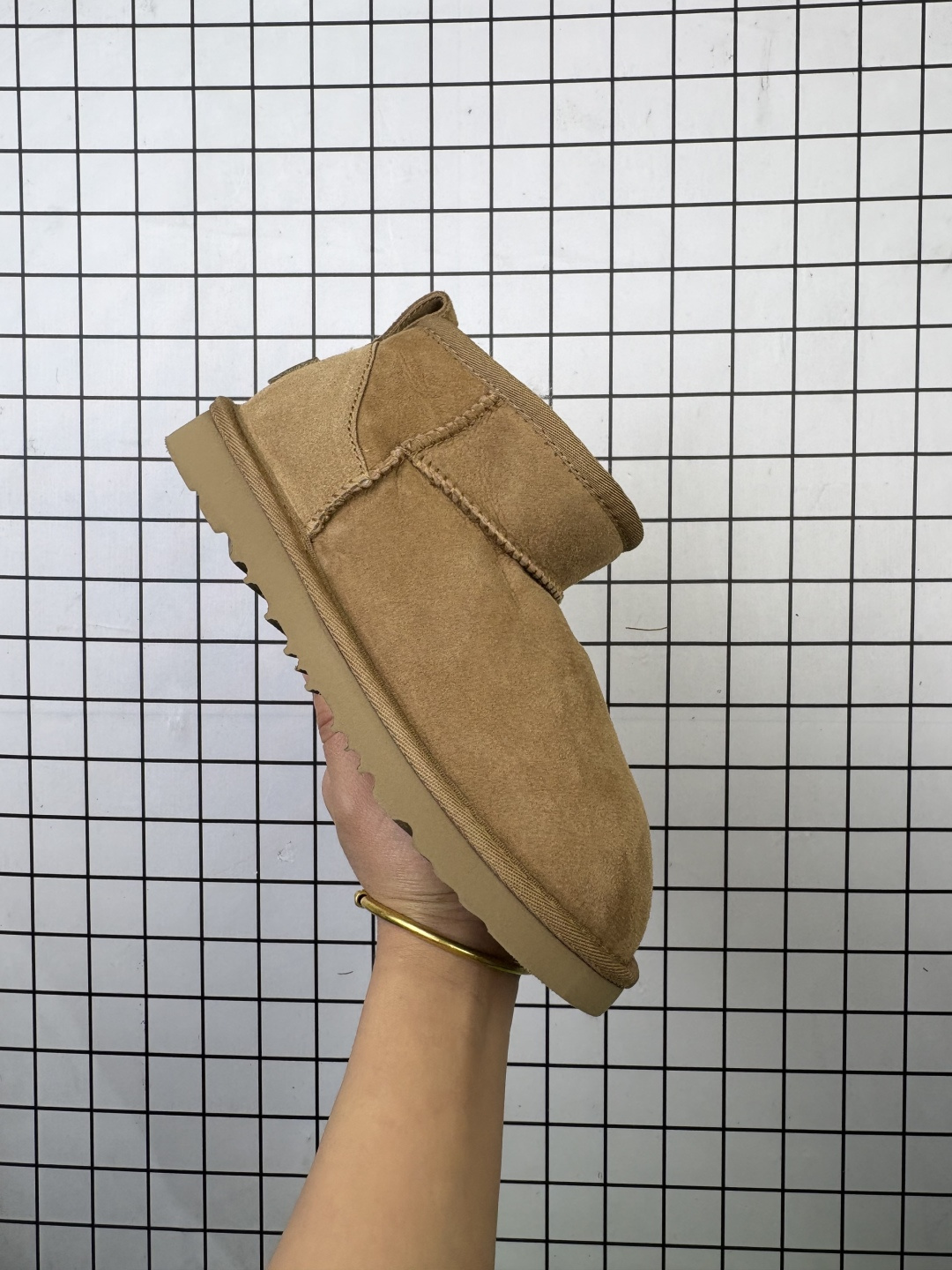 【童鞋】UGG雪地靴 高帮扣子筒靴 时尚舒适儿童休闲鞋厚底增高长筒靴 俏皮可爱的百变造型, 美国轻奢品牌🐑UGG 平底系列冬季 雪地休闲保暖毛毛雪地靴.官方同步包装 检验标 材料采用原厂防污防水皮料 防滑耐磨轻翼大底 保暖性能十足 严寒季节.羊皮毛一体 1.1隆丰原材料 Treadlite by UGG.轻翼大底,将给你带来新奇别致的温暖和舒适体验. 编码771