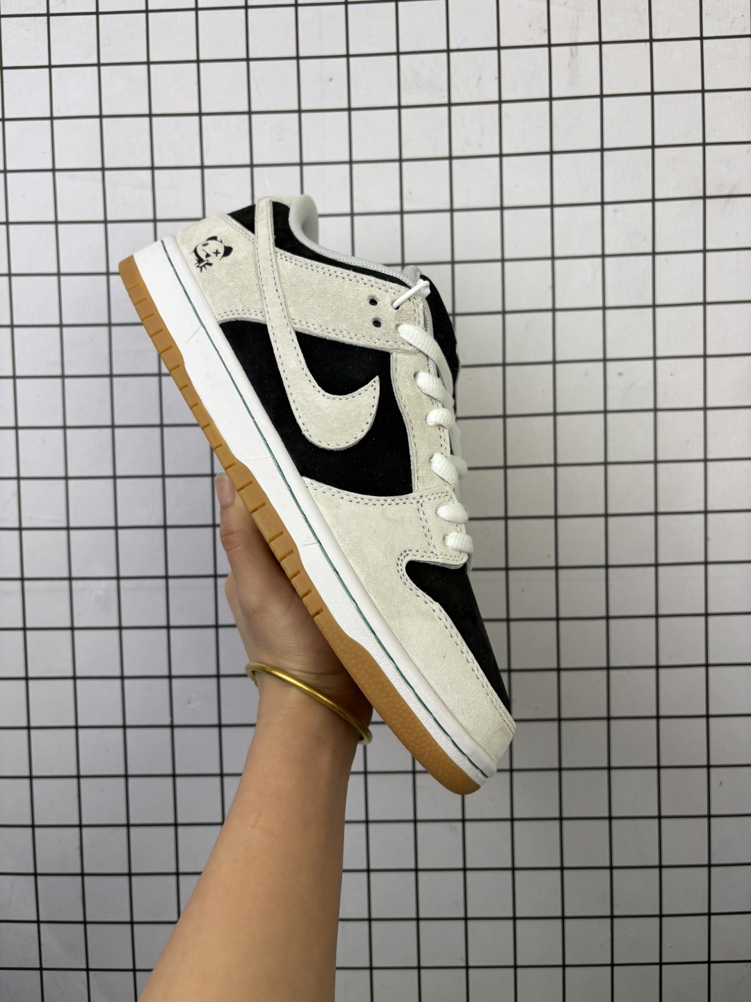 💰160
耐克 Nike Dunk Low 板鞋SB系列经典百搭休闲运动板鞋加厚鞋舌的填充,使舒适性大大提升,同时也更方便穿脱中底部分则加入了脚感柔软舒适ZoomAir气垫,有效吸收滑板等极限运动在落地时带来的冲击力,为街头运动者们提供更好的保护
货号:IB2263 300
尺码:36~46半
编码:707