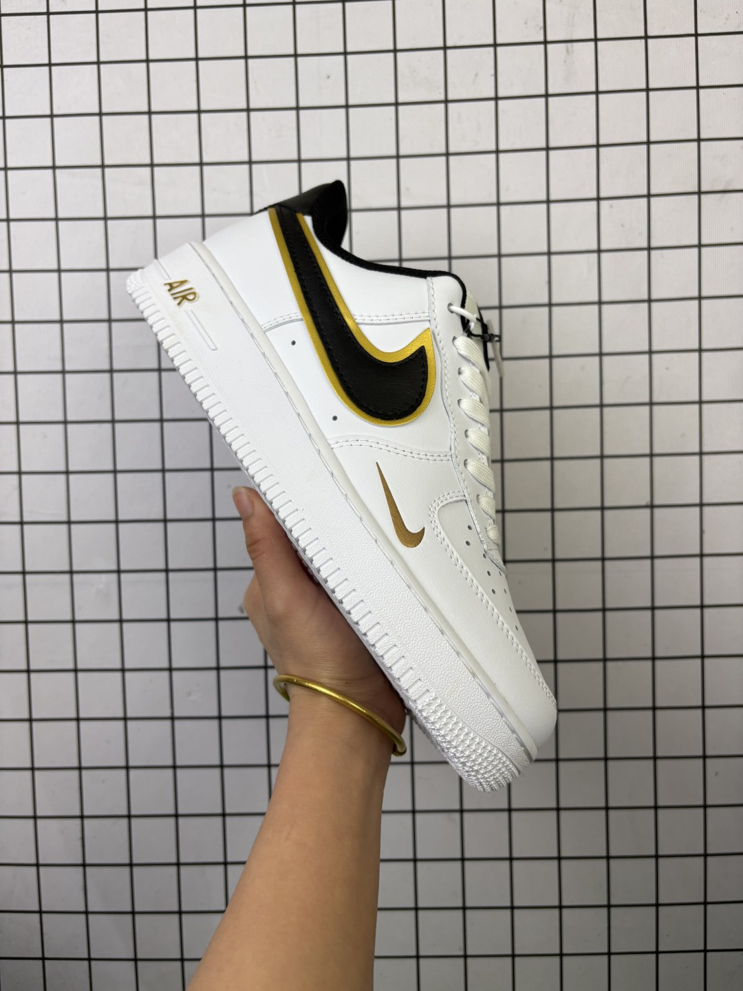 💰130
独家实拍✨ No.1版本(遥遥领先👍🏻)
纯原级别 Nike Air Force 1 Low ——“电竞” 货号:DC0710-191
原厂冲刀皮料切割干净 无任何毛边 清洁度细节完美 做工细节全方位比对原鞋。
原楦原纸板 打造纯正空军 专注外贸渠道 全掌内置蜂窝气垫 原盒配件 原厂中底钢印、拉帮完美!
全套原楦原模倾力打造完美版型!
无解鞋型 原盒原配 超高清洁度 全鞋零毛边皮料切割!
👍一码配一扣
👍品质问题一月换新
👍终身质保
我们承诺/保证:所有No.1版本AF1全是官方原鞋开发-全方位比对原鞋!
👍复刻官方原厂模具-倾力打造完美版型!!
👍全掌内置蜂窝气垫-材质用料绝不偷工减料!
👍全配色更换新一代最新版-鱼鳞纹大底!+可荧光邦迪车缝线!
SIZE:36 36.5 37.5 38 38.5 39 40 40.5 41 42 42.5 43 44 44.5 45
编码:给L