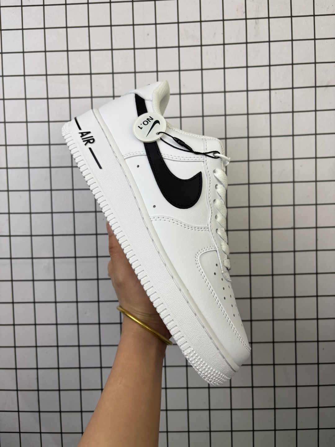 💰130
独家实拍✨ No.1版本(遥遥领先👍🏻)
纯原级别 Nike Air Force 1 Low ——“电竞” 货号:DC0710-191
原厂冲刀皮料切割干净 无任何毛边 清洁度细节完美 做工细节全方位比对原鞋。
原楦原纸板 打造纯正空军 专注外贸渠道 全掌内置蜂窝气垫 原盒配件 原厂中底钢印、拉帮完美!
全套原楦原模倾力打造完美版型!
无解鞋型 原盒原配 超高清洁度 全鞋零毛边皮料切割!
👍一码配一扣
👍品质问题一月换新
👍终身质保
我们承诺/保证:所有No.1版本AF1全是官方原鞋开发-全方位比对原鞋!
👍复刻官方原厂模具-倾力打造完美版型!!
👍全掌内置蜂窝气垫-材质用料绝不偷工减料!
👍全配色更换新一代最新版-鱼鳞纹大底!+可荧光邦迪车缝线!
SIZE:36 36.5 37.5 38 38.5 39 40 40.5 41 42 42.5 43 44 44.5 45
编码:给L