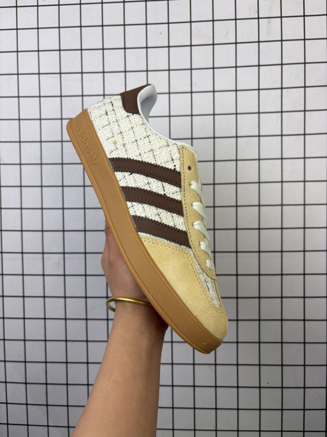 💰120
公司级：adidas Originals Gazelle INdoor 三叶草休闲防滑耐磨低帮板鞋
鞋头出色设计 塑就出众贴合感
稳固的后跟贴合足部曲线设计
软弹舒适 不易磨脚
橡胶鞋底配合防滑纹路设计 平稳抓地
官方货号:IF1808
尺码:36 36.5 37 38 38.5 39 40 40.5 41 42 42.5 43 44 45
编码698
