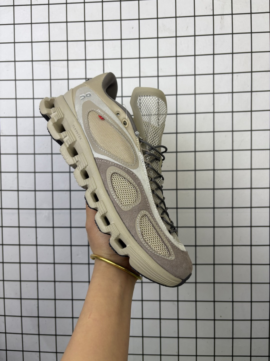 🈴💰130
On Cloud X FKA昂跑 户外街头机能风新兴品牌轻便中帮跑步鞋 首发实拍鞋款以网球为灵感的运动休闲鞋,大胆的复古外观与革新科技融合,助力运动生活的活力探索
尺码:36-45
编码:764