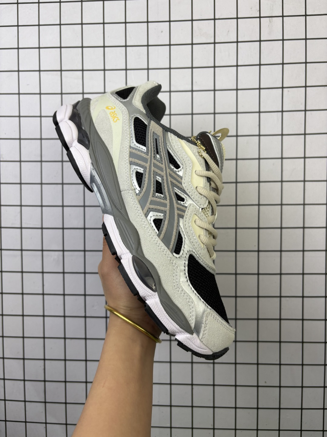 💰120
真标✅ASICS GEL-NYC 亚瑟士 透气网眼鞋面 配合部分合成革材质 采用全新AHAR+橡胶材质 更加耐磨
货号:1203A383-025
尺码:36 37 37.5 38 39 39.5 40.5 41.5 42 42.5 43.5 44 45
编码688