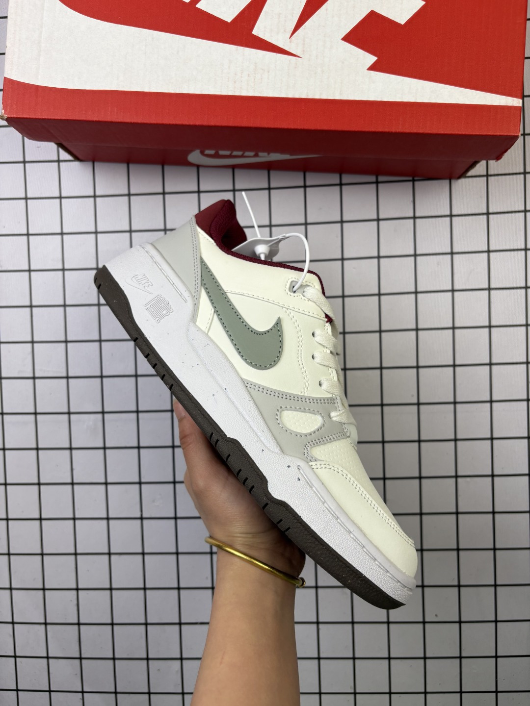 🈴💰100
✅耐克Nike FULL FORCE LO扣篮系列低帮休闲运动滑板板鞋采用软质牛剖皮鞋面材质#正确后跟反口里弧度#原厂中底布正确印刷#鞋垫嵌入缓震乳胶+Sole真气垫装置#原比值开发耐磨橡胶大底❗
货号:FB1362-101
尺码:36 36.5 37.5 38 38.5 39 40 40.5 41 42 42.5 43 44 45
编码:新Y