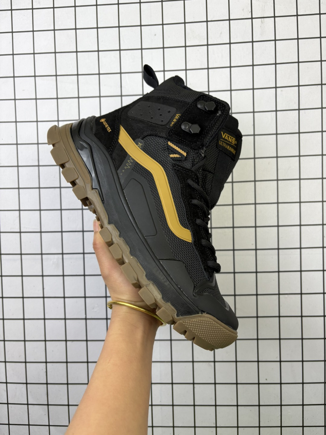 🈴💰270
万斯Vans MTE Crestline ADV Gore-Tex黑色
配备UltraCush™鞋垫￼或中底，提供良好的缓震效果，减轻行走或运动时脚部的压力，长时间穿着也能保持舒适。外底采用橡胶材质，带有独特的纹路设计，能在不同地形提供可靠的抓地力和稳定性
编码:新Y
37-46