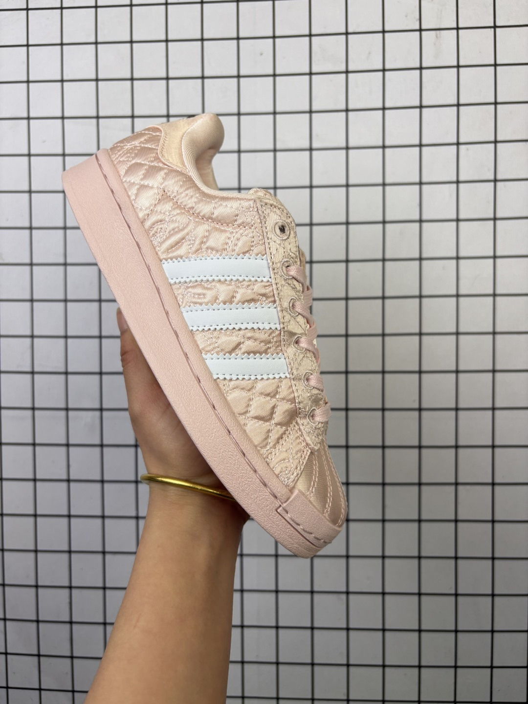 💰140
Caroline Hu x Adidas originals Superstar W 潮流 时尚 防滑减震 低帮 阿迪达斯板鞋
搭配大朵蝴蝶结贝壳头
呈现风格极为有趣 少女心十足 
细节点缀更是非常巧妙 充满趣味性
两副鞋带 可替换使用或花式系带 根据服饰的色彩随意切换造型！
货号:JQ8737
编码694
Size:35～40