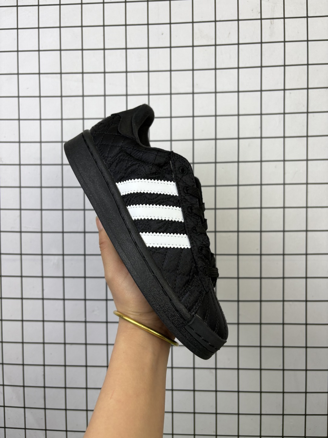 💰140
Caroline Hu x Adidas originals Superstar W 潮流 时尚 防滑减震 低帮 阿迪达斯板鞋
搭配大朵蝴蝶结贝壳头
呈现风格极为有趣 少女心十足 
细节点缀更是非常巧妙 充满趣味性
两副鞋带 可替换使用或花式系带 根据服饰的色彩随意切换造型！
货号:JQ8737
编码694
Size:35～40