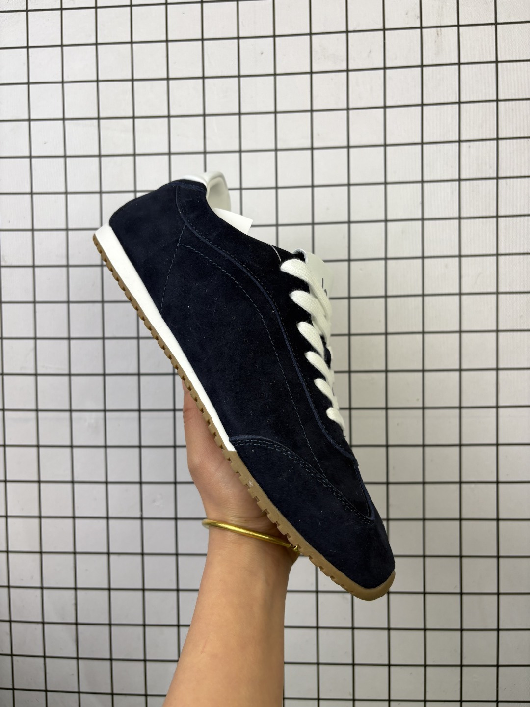 💰120
ALO YOGAALOSunset新款运动鞋绒面革低帮薄底休闲鞋简约风
采用柔软麂皮拼接透气内里，鞋底具备一定缓震性，适合日常通勤或周末出游。品牌目前主要面向亚洲市场，生产与设计团队位于韩国，注重细节打磨与季节性潮流趋势的结合。
鞋面是细腻的麂皮材质，摸起来柔软又有高级感，搭配浅咖色系特别百搭，鞋底有一定厚度但不笨重，踩下去有轻微的回弹感，像是脚底被轻轻托住。最打动我的是它的设计细节——后跟微微收窄的线条，让脚踝看起来更修长，搭配裙子或牛仔裤都很有氛围感。
编码:757
36-45