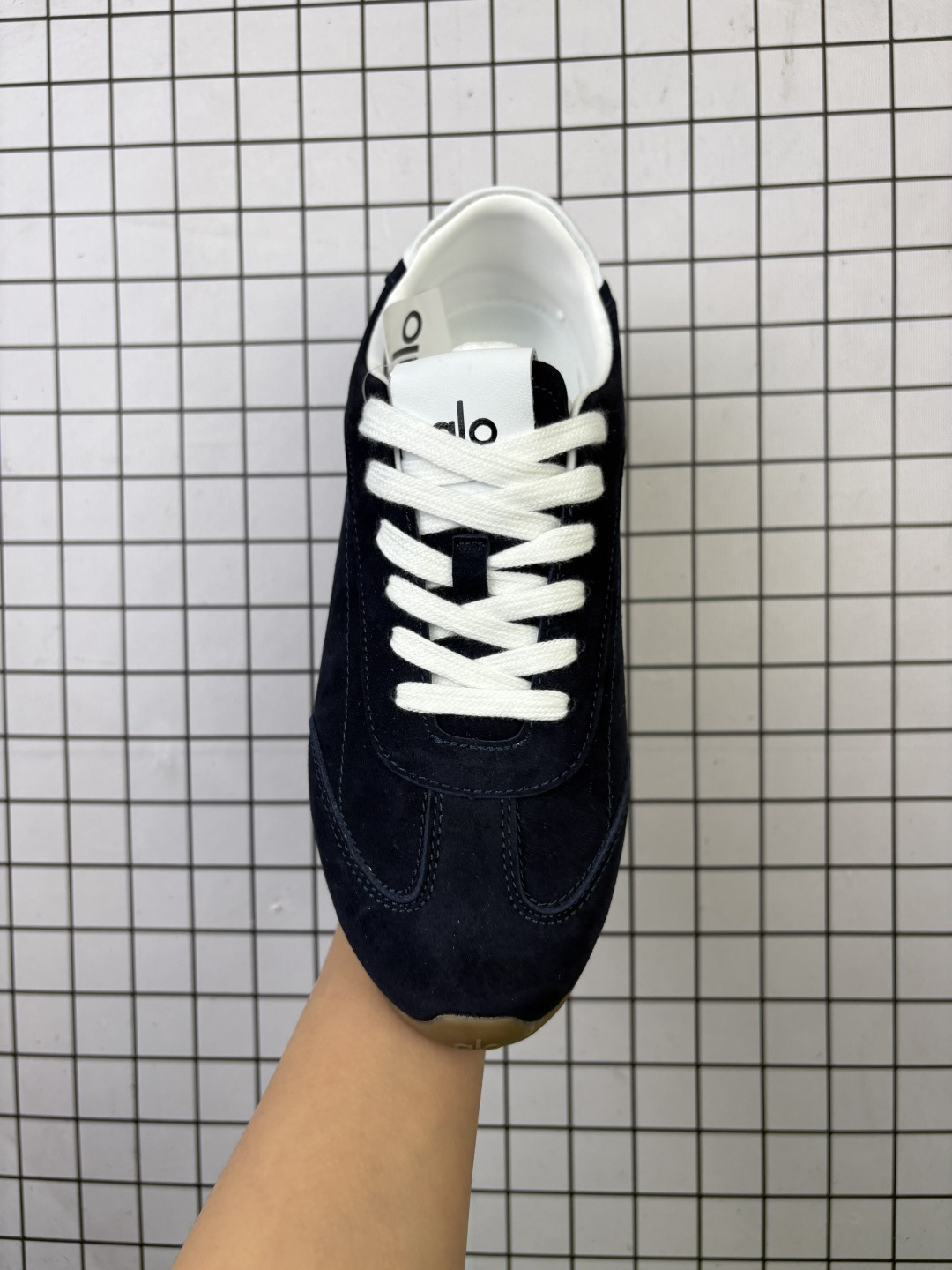 🈴💰120
ALO YOGAALOSunset新款运动鞋绒面革低帮薄底休闲鞋简约风
采用柔软麂皮拼接透气内里,鞋底具备一定缓震性,适合日常通勤或周末出游。品牌目前主要面向亚洲市场,生产与设计团队位于韩国,注重细节打磨与季节性潮流趋势的结合。
鞋面是细腻的麂皮材质,摸起来柔软又有高级感,搭配浅咖色系特别百搭,鞋底有一定厚度但不笨重,踩下去有轻微的回弹感,像是脚底被轻轻托住。最打动我的是它的设计细节——后跟微微收窄的线条,让脚踝看起来更修长,搭配裙子或牛仔裤都很有氛围感。
编码:757
36-45