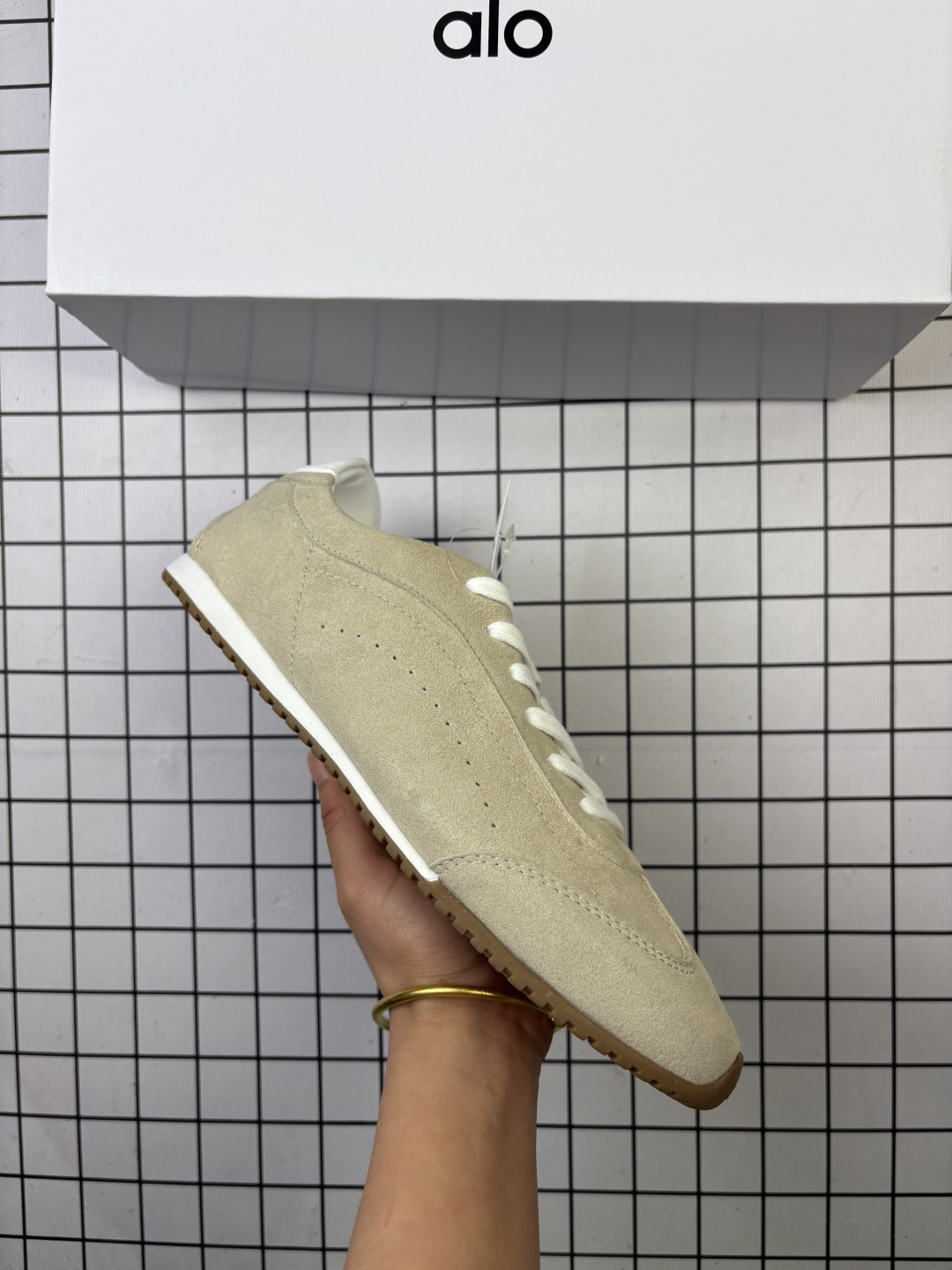 🈴💰120
ALO YOGAALOSunset新款运动鞋绒面革低帮薄底休闲鞋简约风
采用柔软麂皮拼接透气内里,鞋底具备一定缓震性,适合日常通勤或周末出游。品牌目前主要面向亚洲市场,生产与设计团队位于韩国,注重细节打磨与季节性潮流趋势的结合。
鞋面是细腻的麂皮材质,摸起来柔软又有高级感,搭配浅咖色系特别百搭,鞋底有一定厚度但不笨重,踩下去有轻微的回弹感,像是脚底被轻轻托住。最打动我的是它的设计细节——后跟微微收窄的线条,让脚踝看起来更修长,搭配裙子或牛仔裤都很有氛围感。
编码:757
36-45