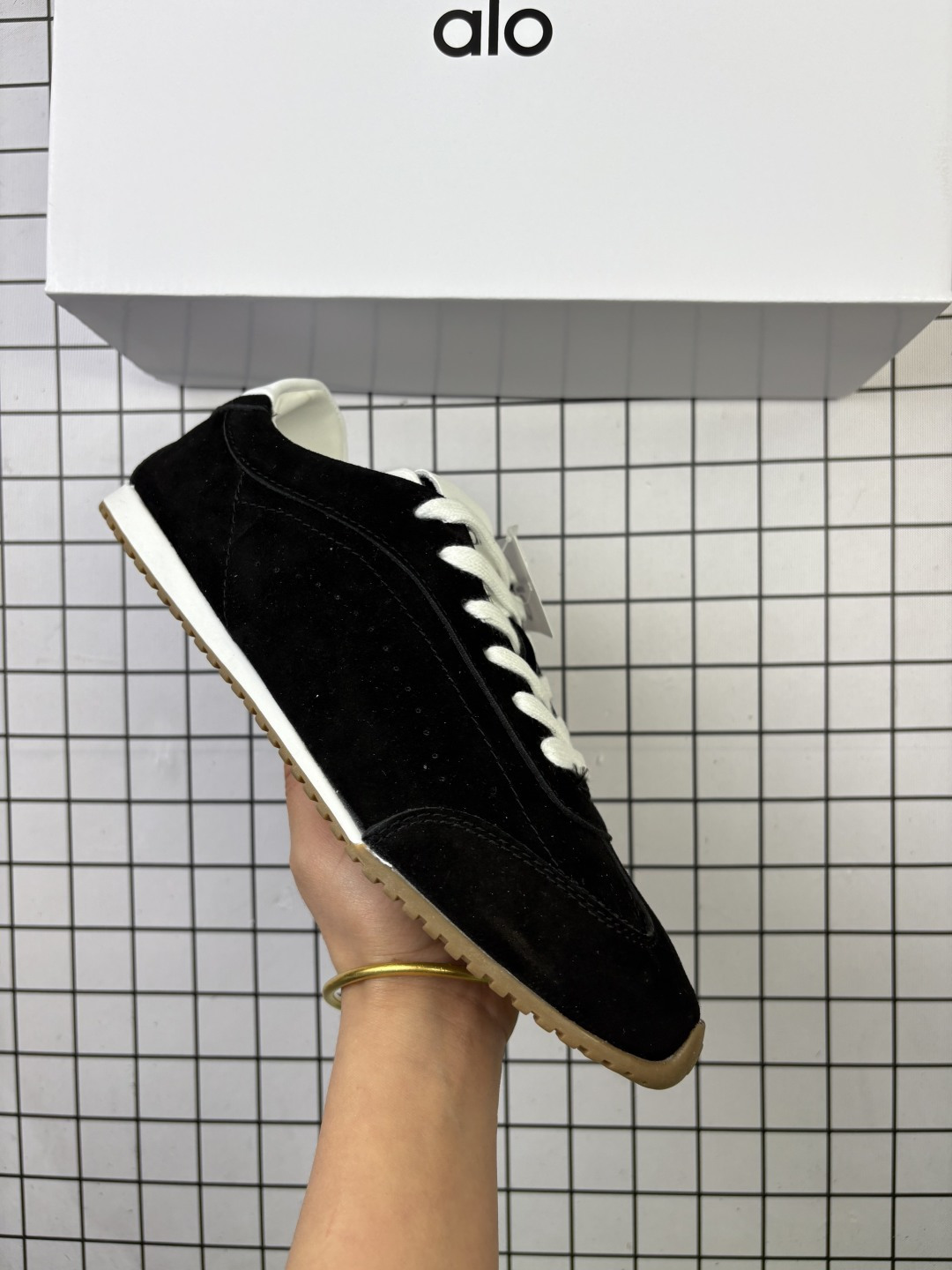 🈴💰120
ALO YOGAALOSunset新款运动鞋绒面革低帮薄底休闲鞋简约风
采用柔软麂皮拼接透气内里，鞋底具备一定缓震性，适合日常通勤或周末出游。品牌目前主要面向亚洲市场，生产与设计团队位于韩国，注重细节打磨与季节性潮流趋势的结合。
鞋面是细腻的麂皮材质，摸起来柔软又有高级感，搭配浅咖色系特别百搭，鞋底有一定厚度但不笨重，踩下去有轻微的回弹感，像是脚底被轻轻托住。最打动我的是它的设计细节——后跟微微收窄的线条，让脚踝看起来更修长，搭配裙子或牛仔裤都很有氛围感。
编码:757
36-45