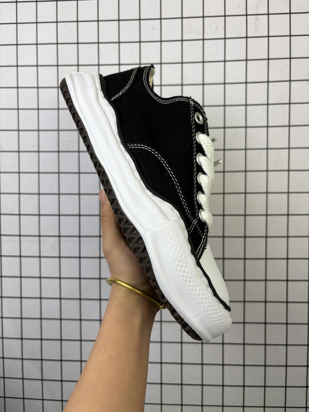 💰120
✅余文乐挚爱单品 复古溶解风 日本概念时装设计师･三原康裕品牌MMY/Maison MIHARA YASUHIRO Original Sole Canvas Low 变形溶解雪糕底低帮帆布拼接面料 休闲百搭板鞋·Size:36-45
编码103