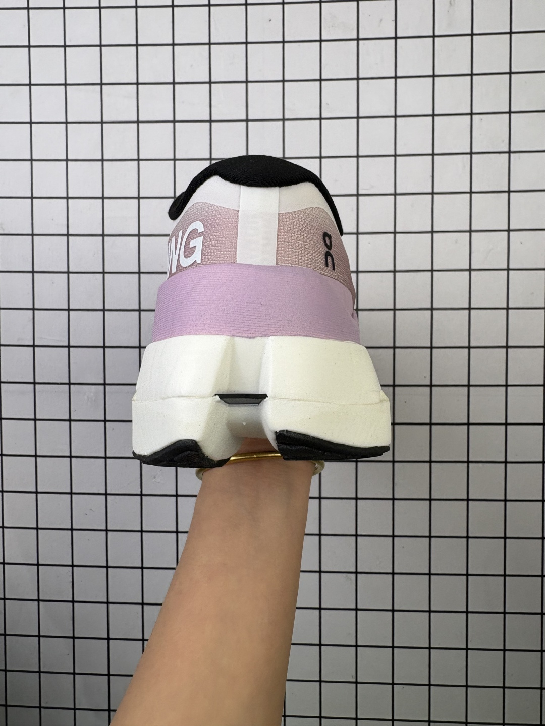 💰150
公司级✅On昂跑 Cloudsurfer Max 舒适柔软透气跑步鞋
轻量运动休闲鞋
轻量透气的工程网格结合环保人造麂皮 衬托出活力醒目的视觉效果 饰有品牌Logo的TPU鞋带扣 让系带方式别具一格
是日常穿搭旅行和城市探索的理想之选
货号:3WF30221211
尺码:36 36.5 37.5 38 38.5 39 40 40.5 41 42 42.5 43 44 45
编码103