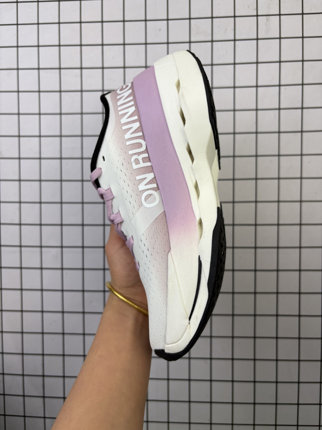 💰150
公司级✅On昂跑 Cloudsurfer Max 舒适柔软透气跑步鞋
轻量运动休闲鞋
轻量透气的工程网格结合环保人造麂皮 衬托出活力醒目的视觉效果 饰有品牌Logo的TPU鞋带扣 让系带方式别具一格
是日常穿搭旅行和城市探索的理想之选
货号:3WF30221211
尺码:36 36.5 37.5 38 38.5 39 40 40.5 41 42 42.5 43 44 45
编码103