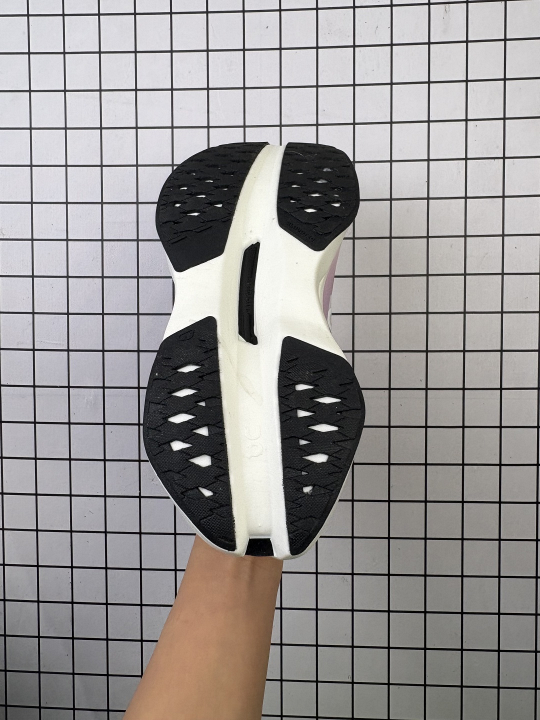 💰150
公司级✅On昂跑 Cloudsurfer Max 舒适柔软透气跑步鞋
轻量运动休闲鞋
轻量透气的工程网格结合环保人造麂皮 衬托出活力醒目的视觉效果 饰有品牌Logo的TPU鞋带扣 让系带方式别具一格
是日常穿搭旅行和城市探索的理想之选
货号:3WF30221211
尺码:36 36.5 37.5 38 38.5 39 40 40.5 41 42 42.5 43 44 45
编码103