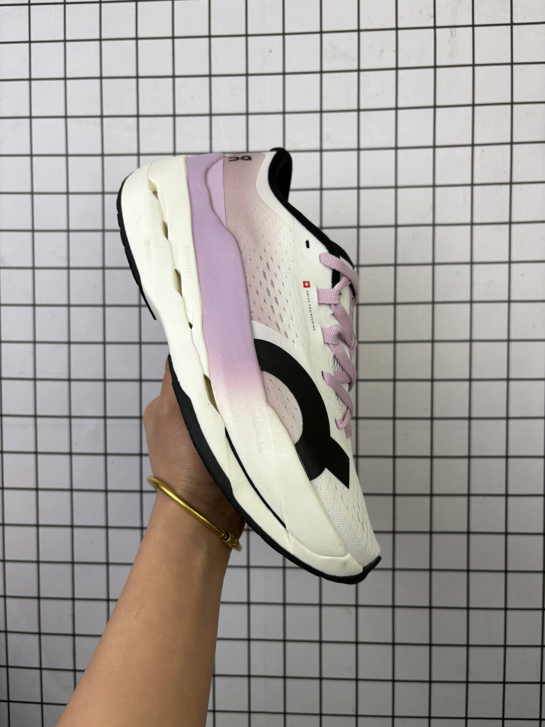 🈴💰150
公司级✅On昂跑 Cloudsurfer Max 舒适柔软透气跑步鞋
轻量运动休闲鞋
轻量透气的工程网格结合环保人造麂皮 衬托出活力醒目的视觉效果 饰有品牌Logo的TPU鞋带扣 让系带方式别具一格
是日常穿搭旅行和城市探索的理想之选
货号:3WF30221211
尺码:36 36.5 37.5 38 38.5 39 40 40.5 41 42 42.5 43 44 45
编码103