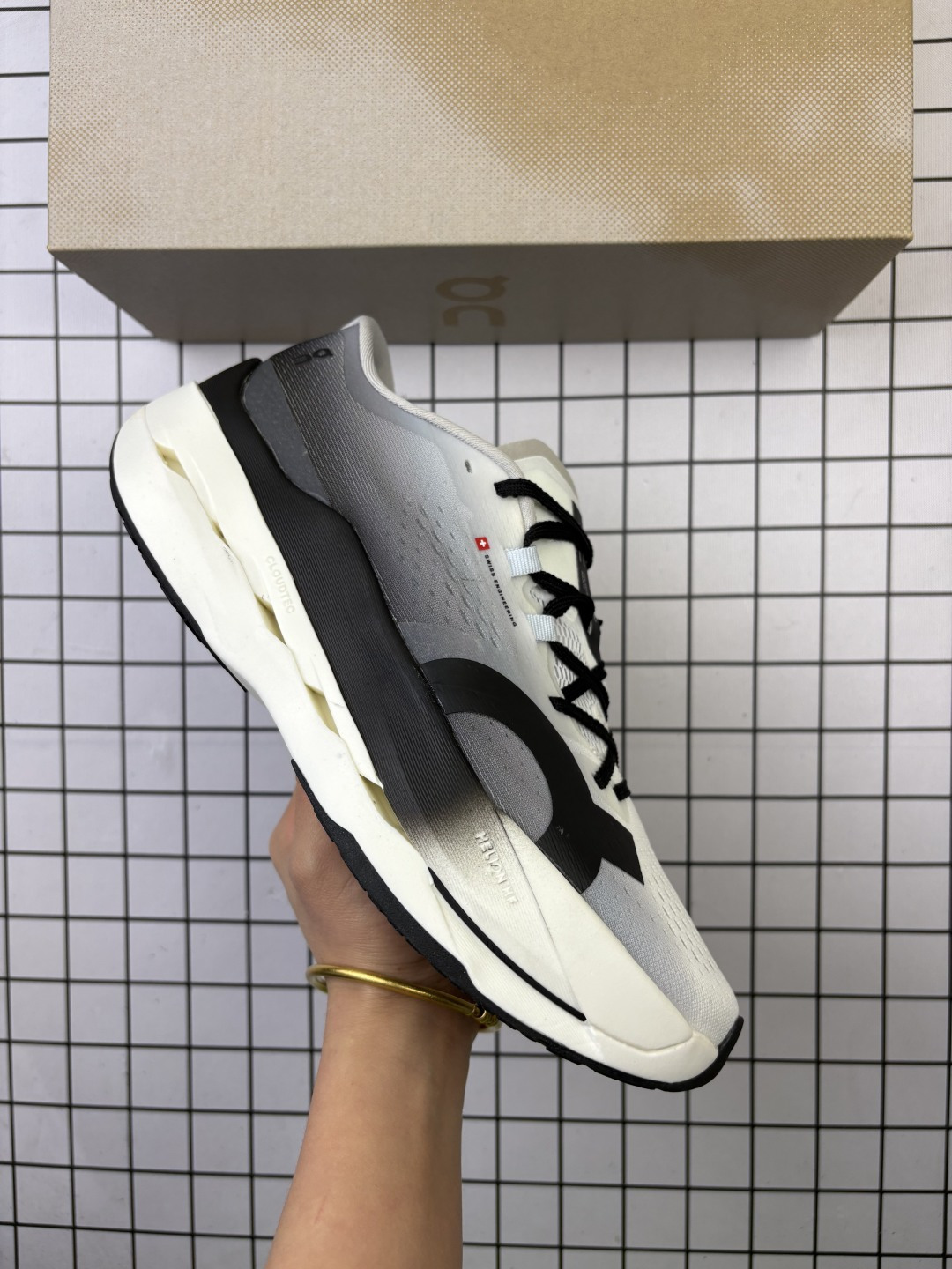 🈴💰150
公司级✅On昂跑 Cloudsurfer Max 舒适柔软透气跑步鞋
轻量运动休闲鞋
轻量透气的工程网格结合环保人造麂皮 衬托出活力醒目的视觉效果 饰有品牌Logo的TPU鞋带扣 让系带方式别具一格
是日常穿搭旅行和城市探索的理想之选
货号:3WF30221211
尺码:36 36.5 37.5 38 38.5 39 40 40.5 41 42 42.5 43 44 45
编码103