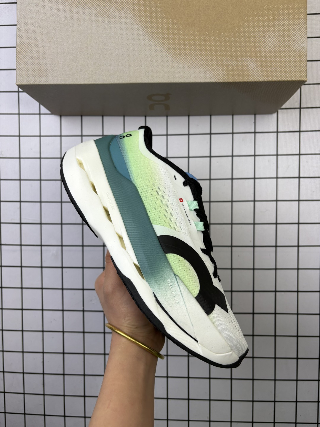 🈴💰150
公司级✅On昂跑 Cloudsurfer Max 舒适柔软透气跑步鞋
轻量运动休闲鞋
轻量透气的工程网格结合环保人造麂皮 衬托出活力醒目的视觉效果 饰有品牌Logo的TPU鞋带扣 让系带方式别具一格
是日常穿搭旅行和城市探索的理想之选
货号:3WF30221211
尺码:36 36.5 37.5 38 38.5 39 40 40.5 41 42 42.5 43 44 45
编码103