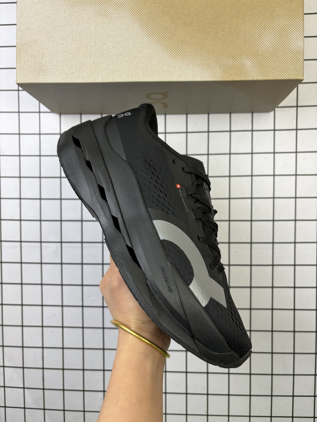 🈴💰150
公司级✅On昂跑 Cloudsurfer Max 舒适柔软透气跑步鞋
轻量运动休闲鞋
轻量透气的工程网格结合环保人造麂皮 衬托出活力醒目的视觉效果 饰有品牌Logo的TPU鞋带扣 让系带方式别具一格
是日常穿搭旅行和城市探索的理想之选
货号:3WF30221211
尺码:36 36.5 37.5 38 38.5 39 40 40.5 41 42 42.5 43 44 45
编码103