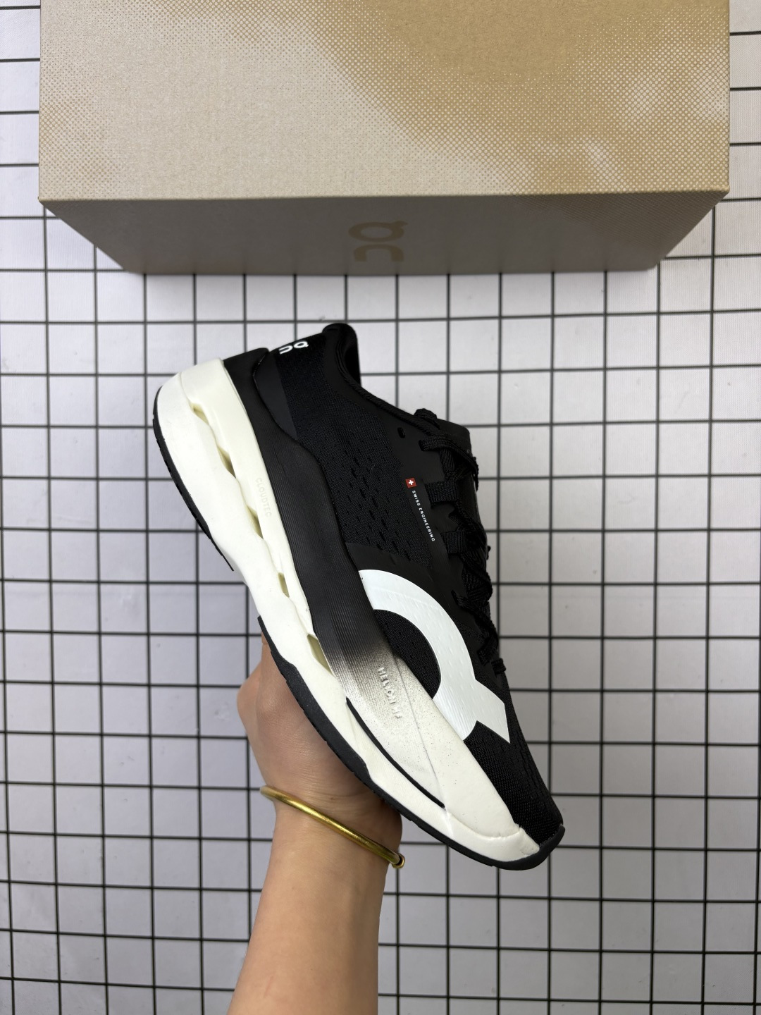 🈴💰150
公司级✅On昂跑 Cloudsurfer Max 舒适柔软透气跑步鞋
轻量运动休闲鞋
轻量透气的工程网格结合环保人造麂皮 衬托出活力醒目的视觉效果 饰有品牌Logo的TPU鞋带扣 让系带方式别具一格
是日常穿搭旅行和城市探索的理想之选
货号:3WF30221211
尺码:36 36.5 37.5 38 38.5 39 40 40.5 41 42 42.5 43 44 45
编码103