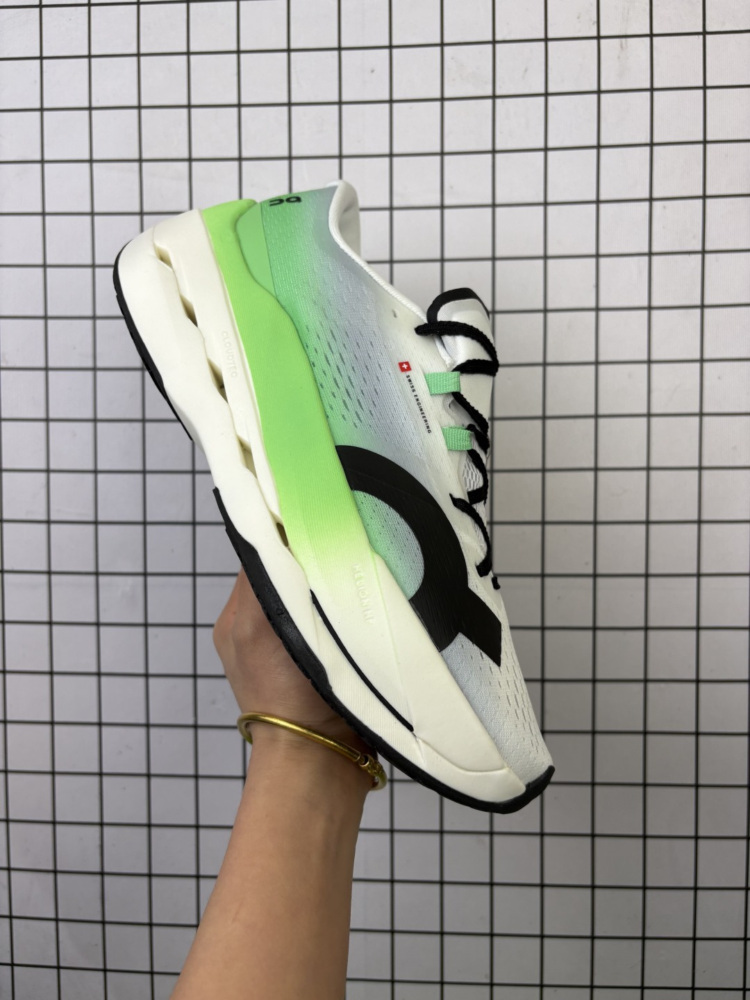 🈴💰150
公司级✅On昂跑 Cloudsurfer Max 舒适柔软透气跑步鞋
轻量运动休闲鞋
轻量透气的工程网格结合环保人造麂皮 衬托出活力醒目的视觉效果 饰有品牌Logo的TPU鞋带扣 让系带方式别具一格
是日常穿搭旅行和城市探索的理想之选
货号:3WF30221211
尺码36-40
编码103