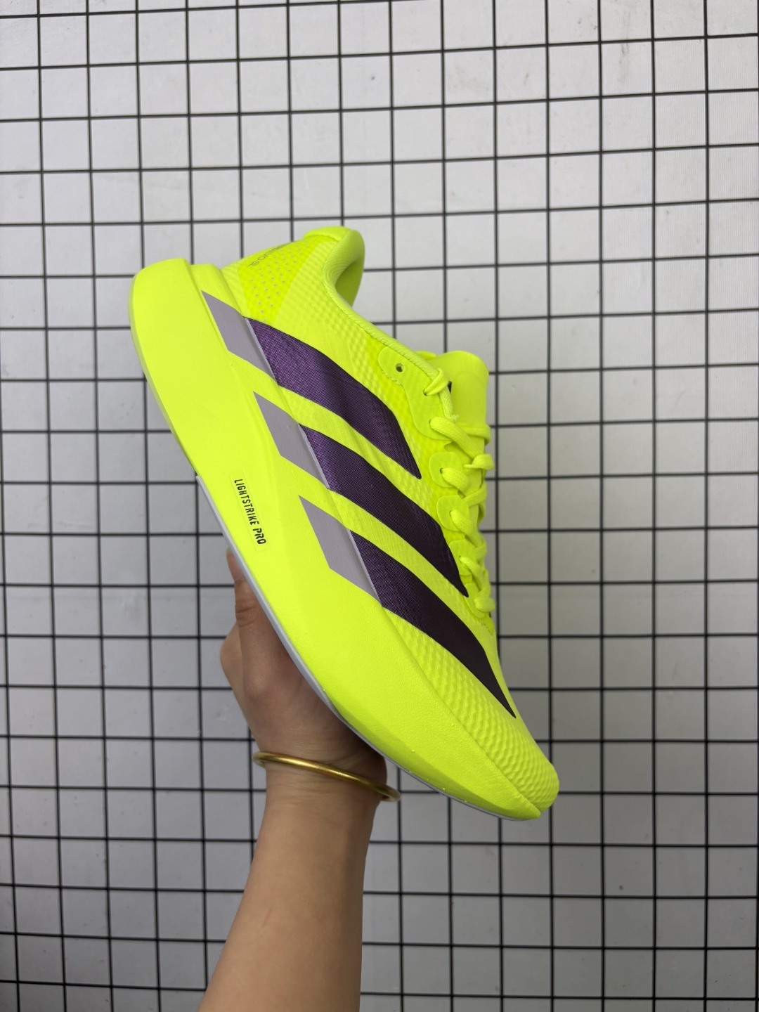 💰130
Ad Adizero Evo SL 阿迪超轻透气缓震跑鞋
以令人难以置信的138克重量，刷新了跑鞋轻量化的记录，阿迪在材料科学和工艺技术上的深厚积累。
全新鞋款采用Lightweight Upper材料，让穿着者几乎能够体验到一种"裸足"的感觉
货号：JR4736 
尺码：36 36.5 37.5 38 38.5 39 40 40.5 41 42 42.5 43 44 45
编码764