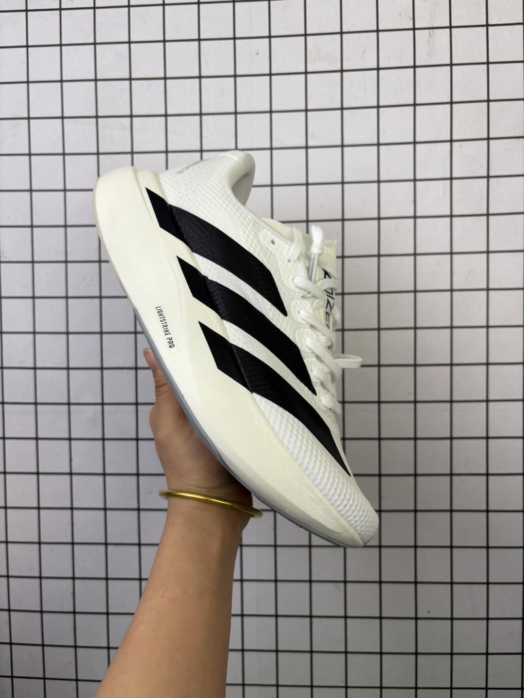 💰130
Ad Adizero Evo SL 阿迪超轻透气缓震跑鞋
以令人难以置信的138克重量，刷新了跑鞋轻量化的记录，阿迪在材料科学和工艺技术上的深厚积累。
全新鞋款采用Lightweight Upper材料，让穿着者几乎能够体验到一种"裸足"的感觉
货号：JR4736 
尺码：36 36.5 37.5 38 38.5 39 40 40.5 41 42 42.5 43 44 45
编码764