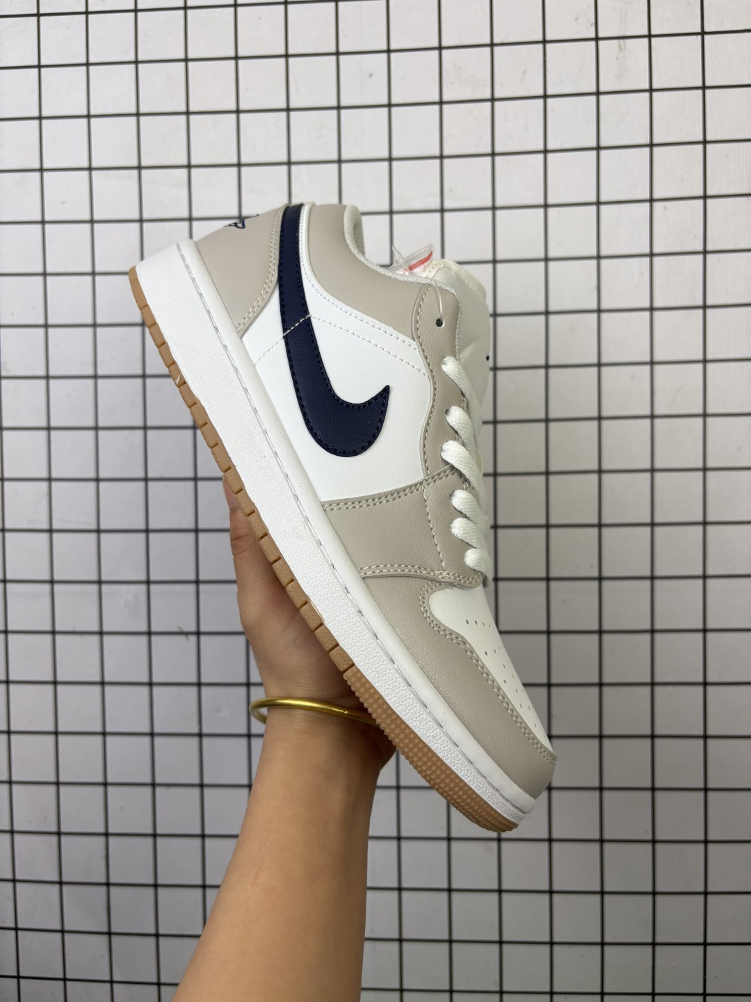 💰95
Air Jordan 1 Low 低帮  AJ1 乔丹1代 aj1 乔1 低邦 男女同款 乔丹篮球鞋系列 鞋身整体以米白色皮革打造，搭配灰色皮革框架覆盖层，清爽又不失个性；鞋身两侧Swoosh Logo采用蓝色点缀，鞋舌上Jumpman LLogo辅以蓝色刺绣呈现，整体配色高级感拉满，后跟Wings Logos采用蓝色缝线妆点，最后以白色中底搭生胶色橡胶外底完善整体设计收尾。
货号：553558-146
编码757
36-46
